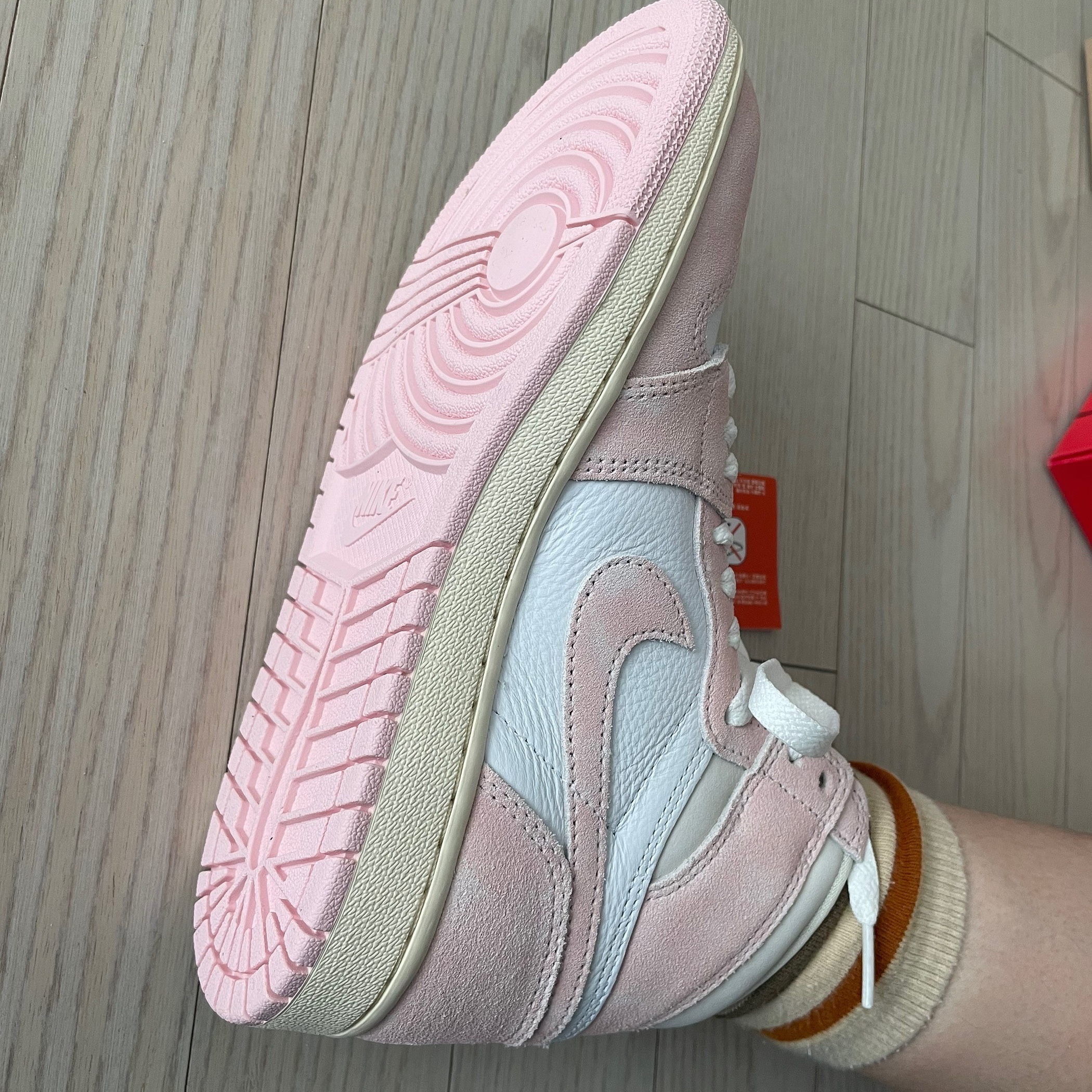 (W) Jordan 1 Retro High OG Coconut Milk and Sail 착용 스타일 - 2