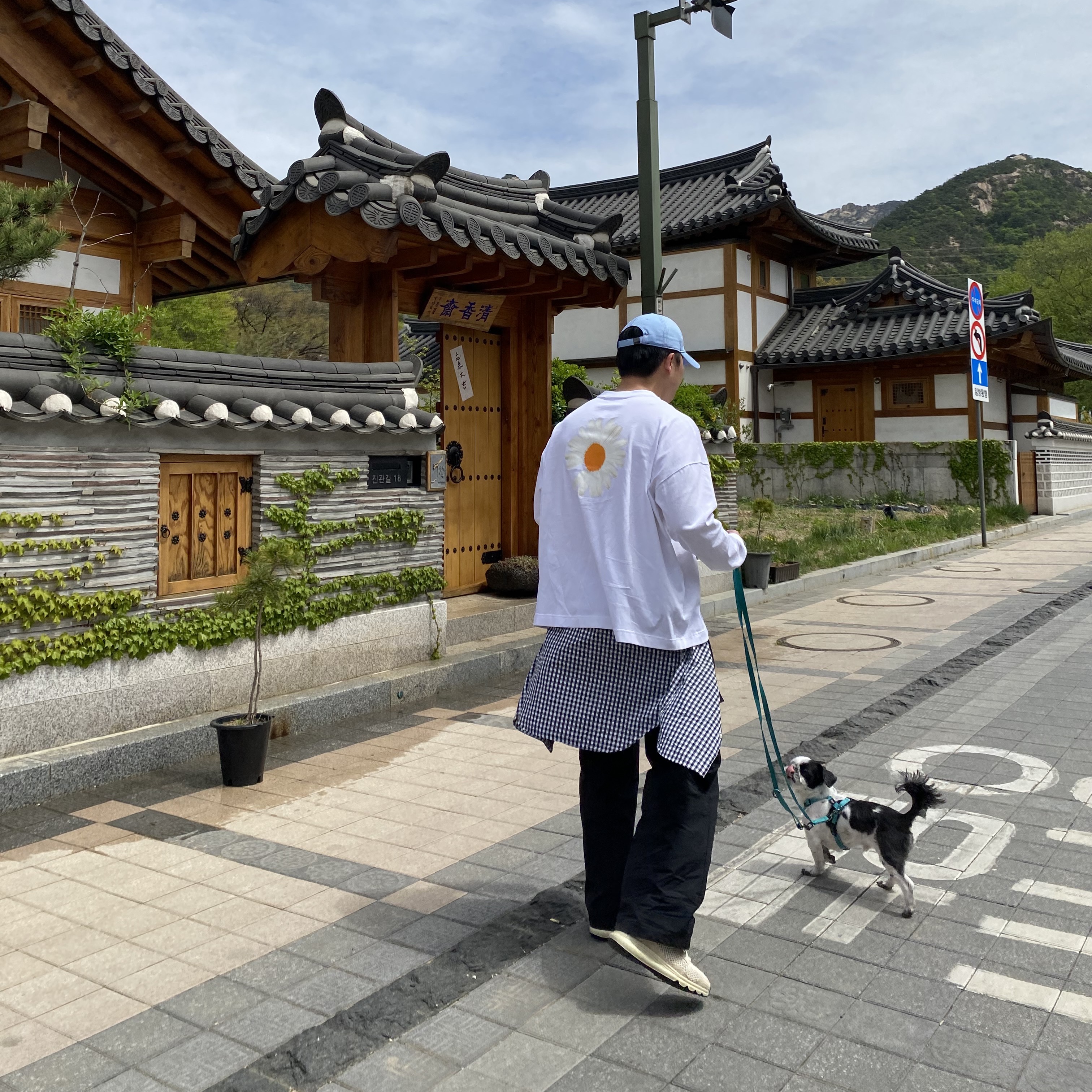 Jordan x J Balvin Jumpman Heritage 86 Adjustable Hat, Nike x Peaceminusone LS T-Shirt White (DR0098-100) 착용 스타일 - 1