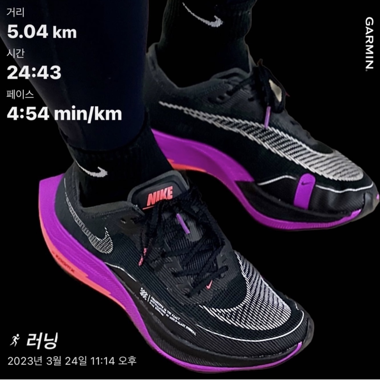 Nike ZoomX Vaporfly Next% 2 Black Flash Crimson 착용 스타일