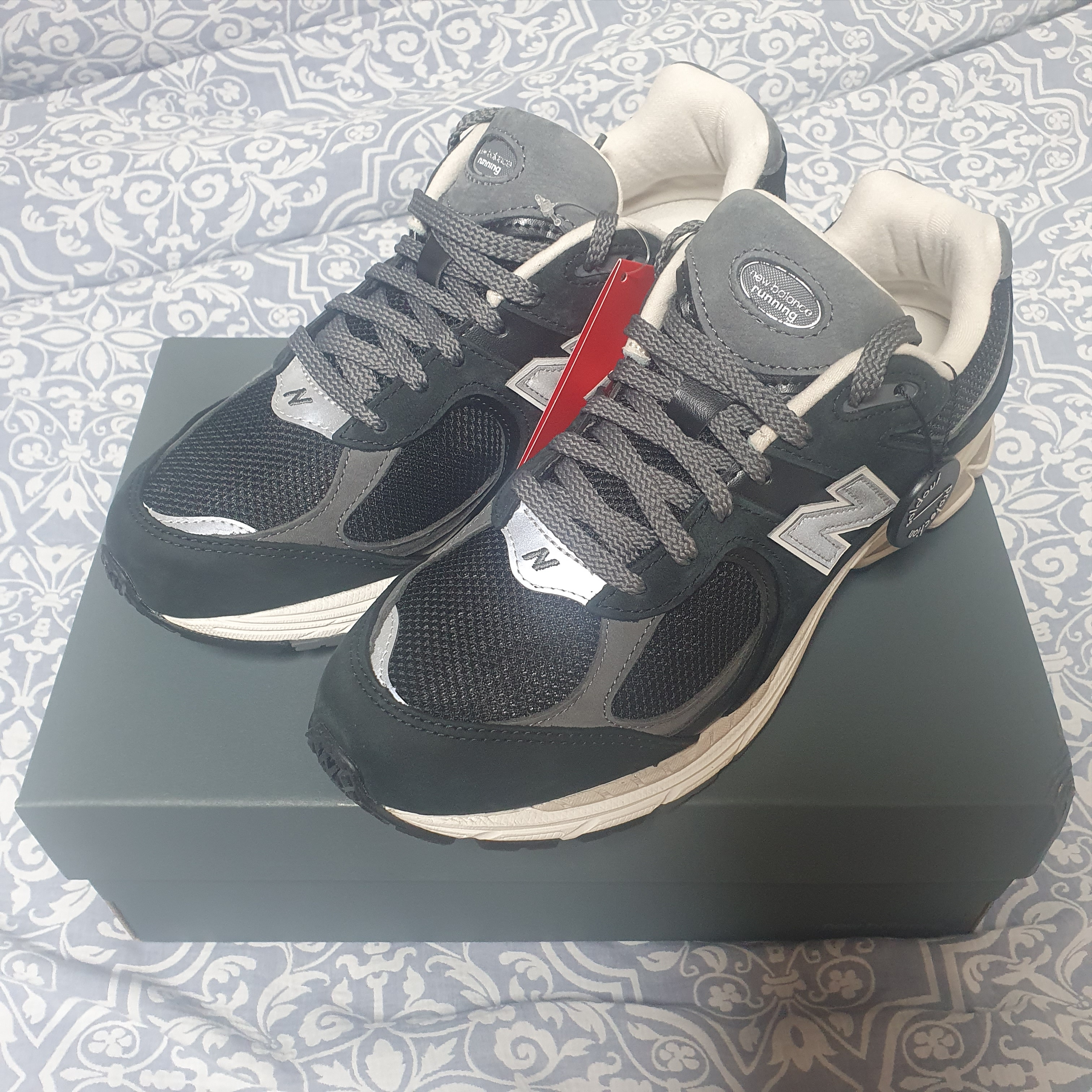 New Balance 2002R Premium Vintage Black 착용 스타일