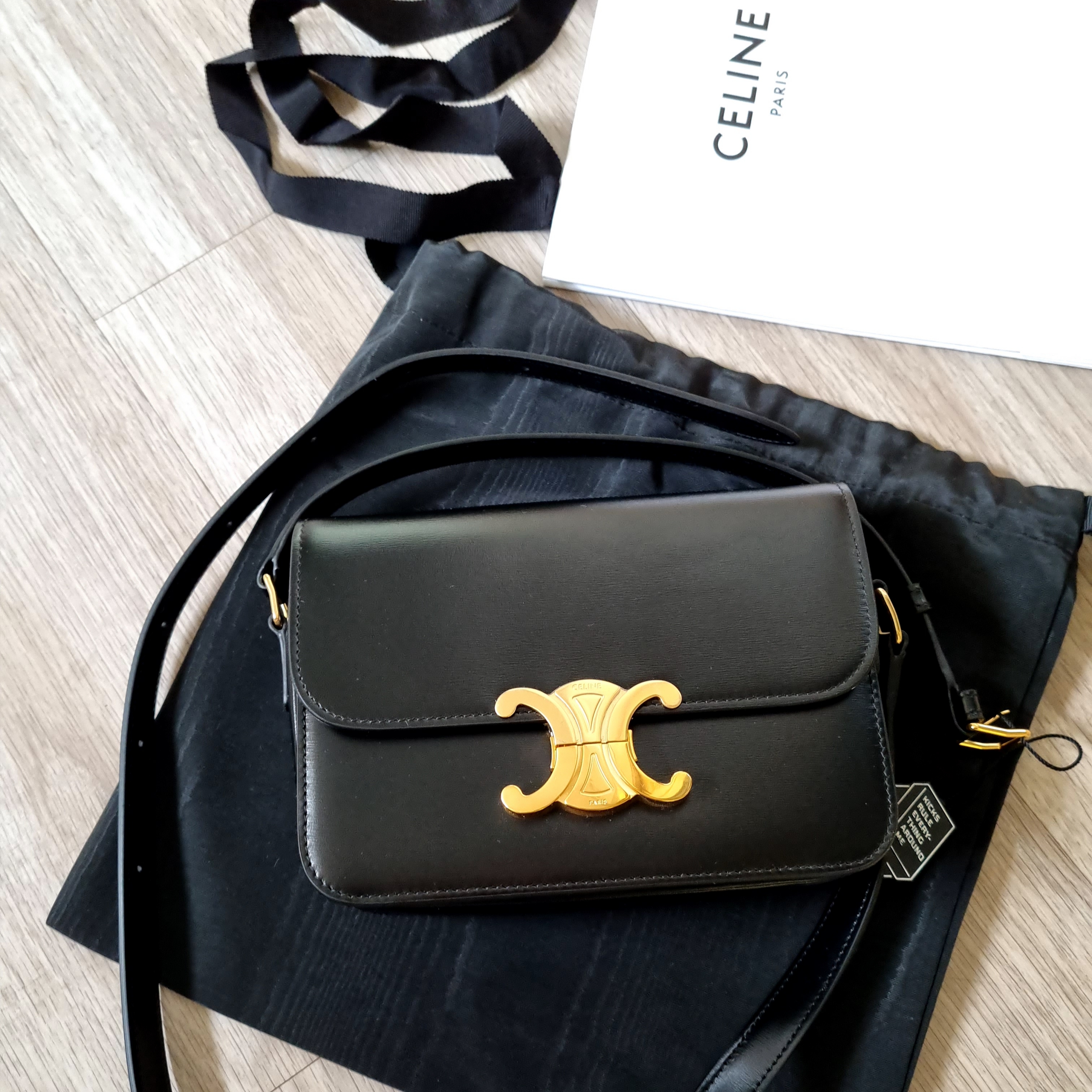 Celine Teen Triomphe Bag in Shiny Calfskin Black 착용 스타일