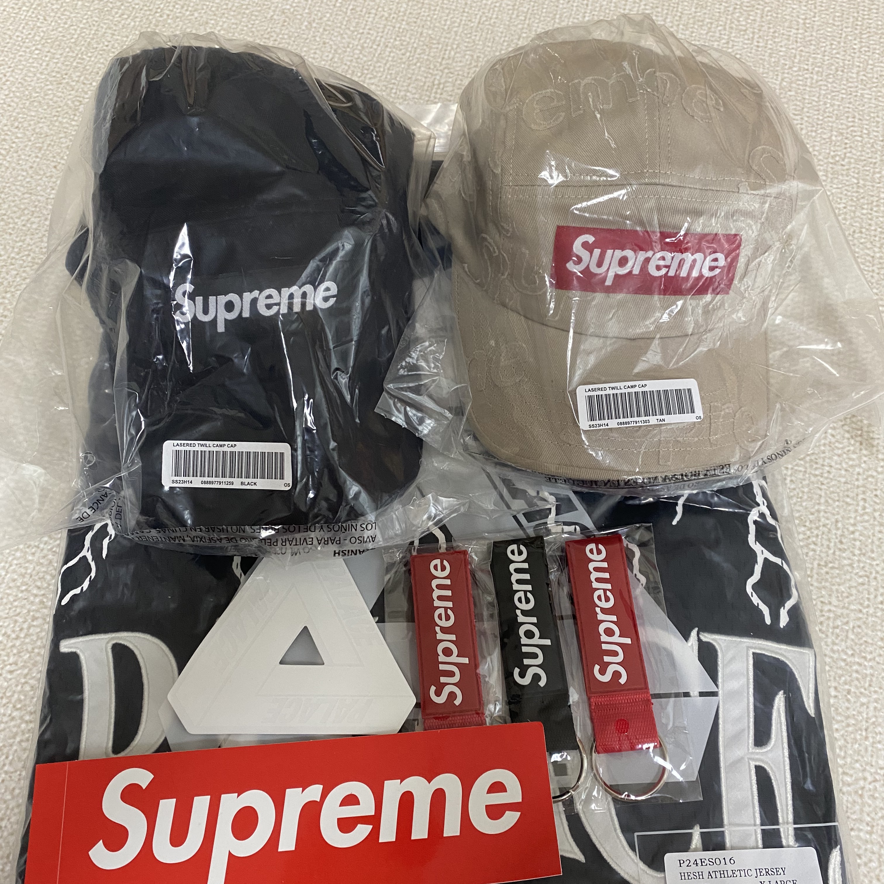 Palace Hesh Athletic Jersey Black - 23SS, Supreme Webbing Keychain Red - 23SS 착용 스타일