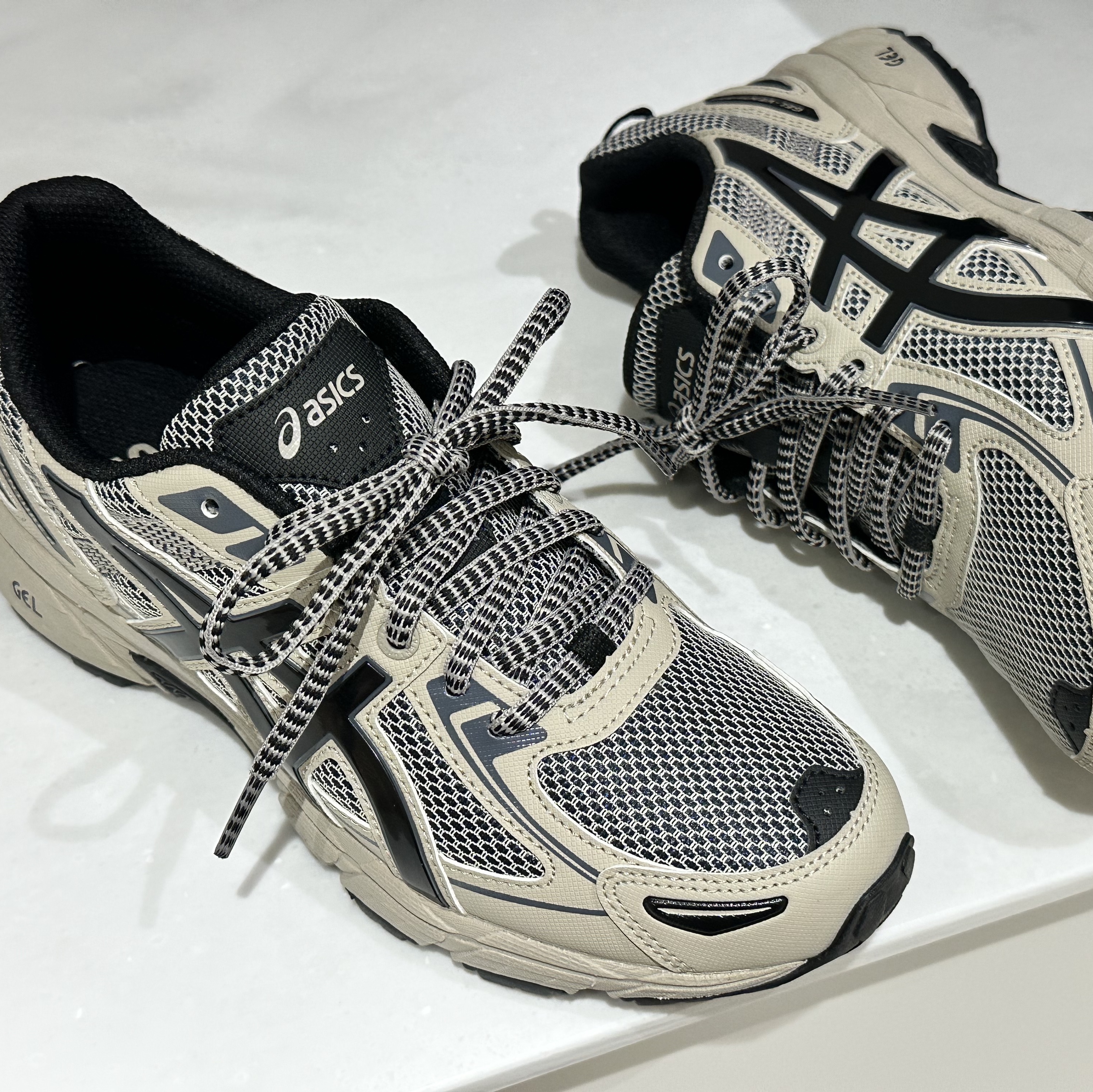 Asics Gel-Venture 6 Feather Grey Black 착용 스타일