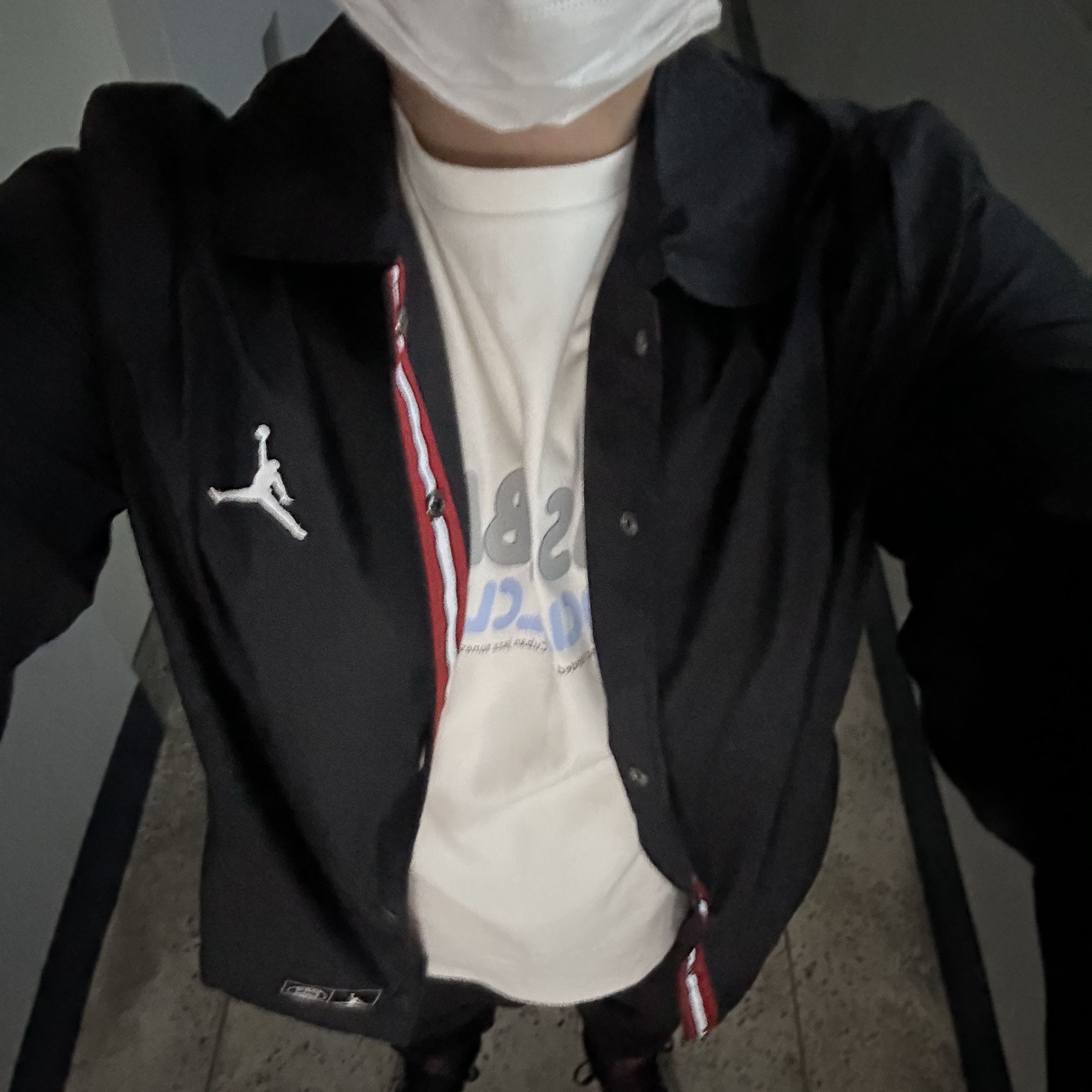Jordan x Paris Saint-Germain Coach Jacket Black White 착용 스타일 - 2
