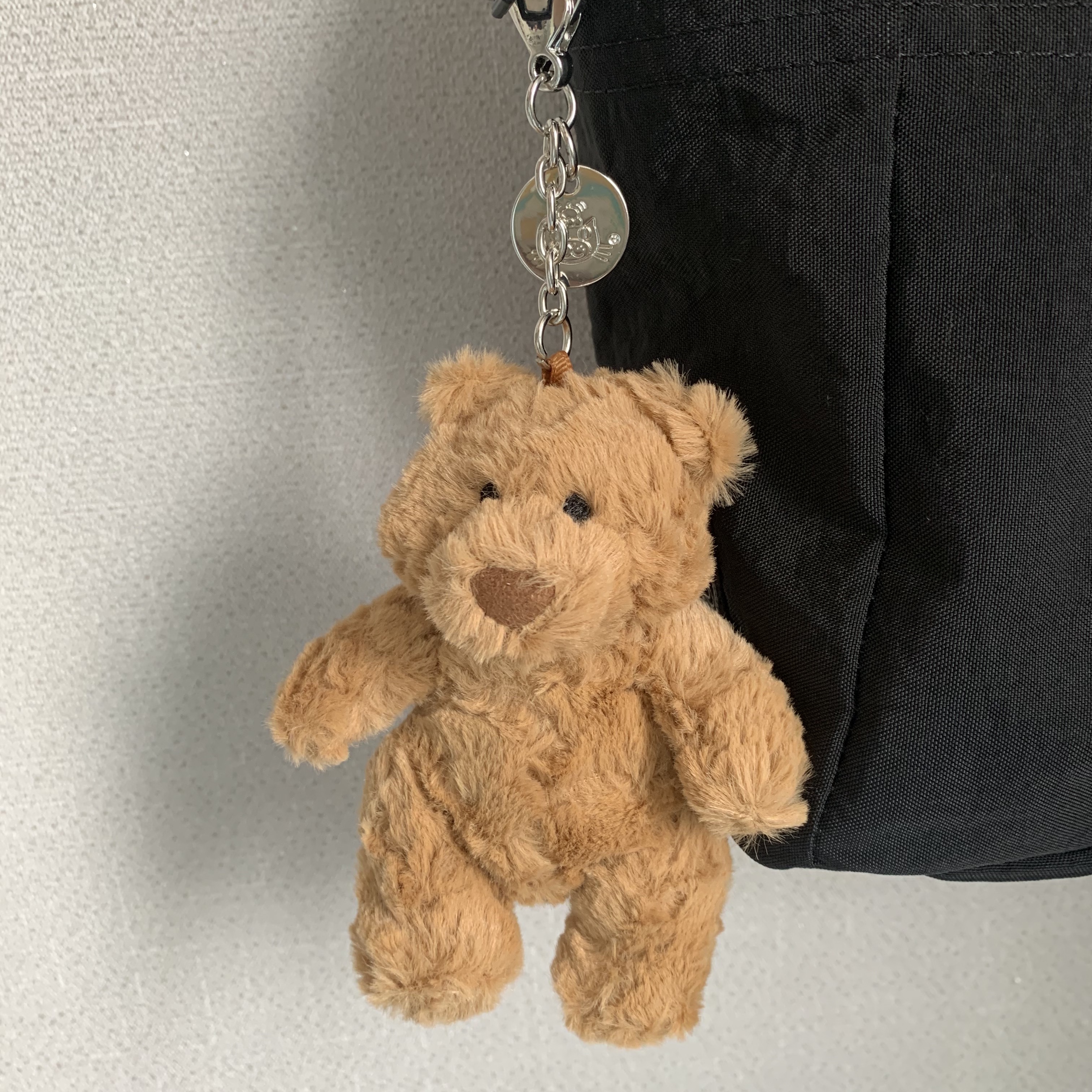 Jellycat Bartholomew Bear Bag Charm Brown 착용 스타일