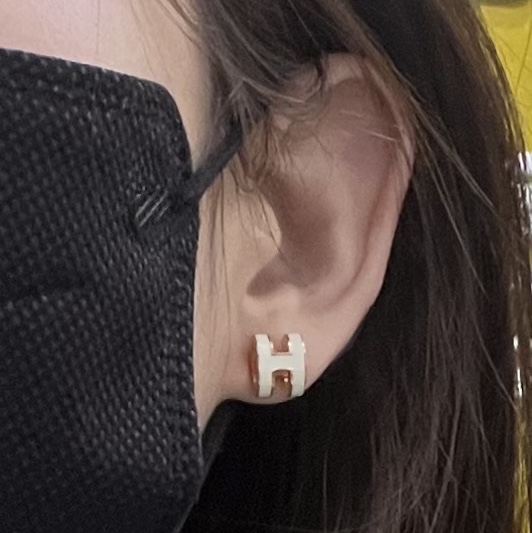 (W) Hermes Mini Pop H Earrings Rose Gold & Blanc 착용 스타일