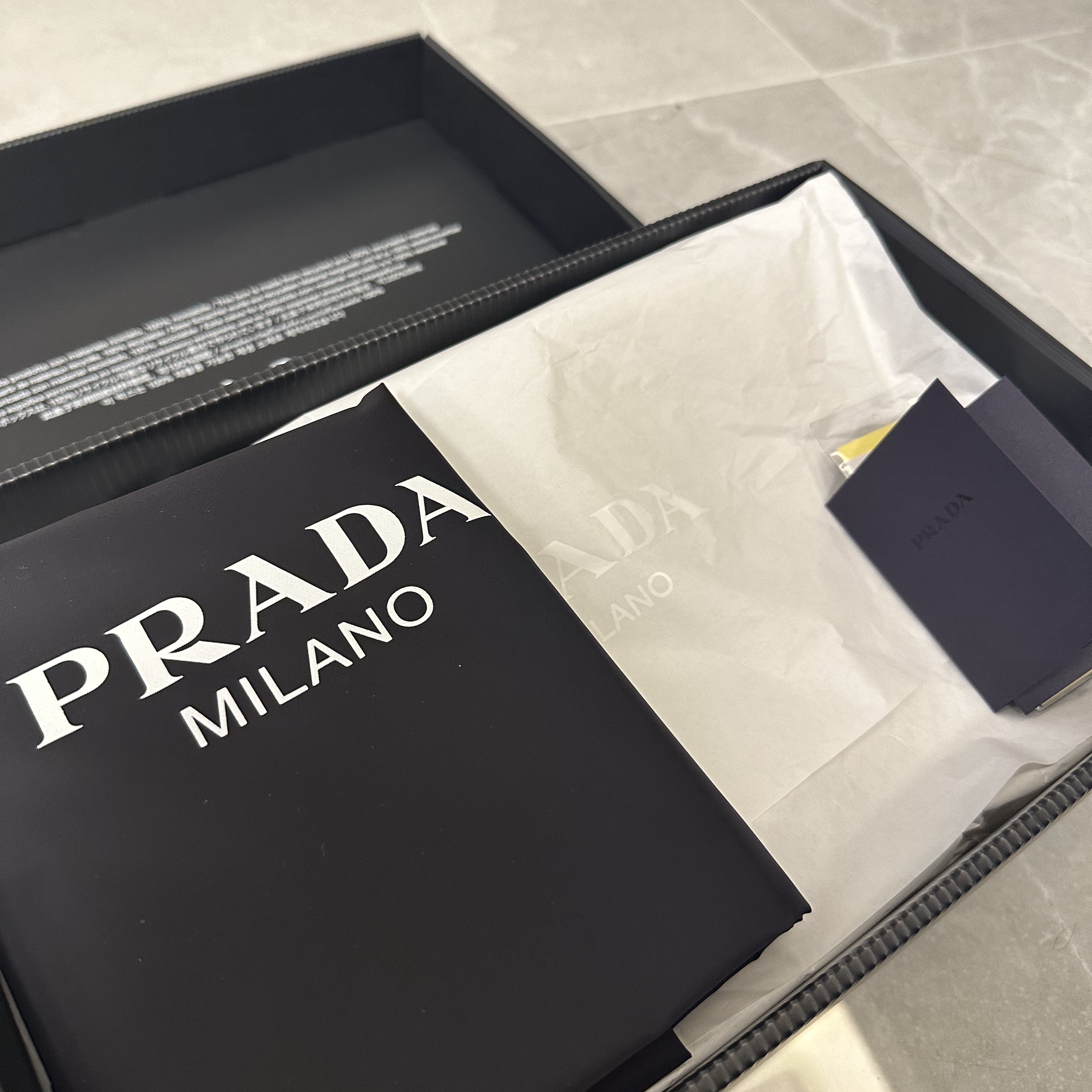 Prada Gabardine Fabric Sneakers White 착용 스타일 - 4
