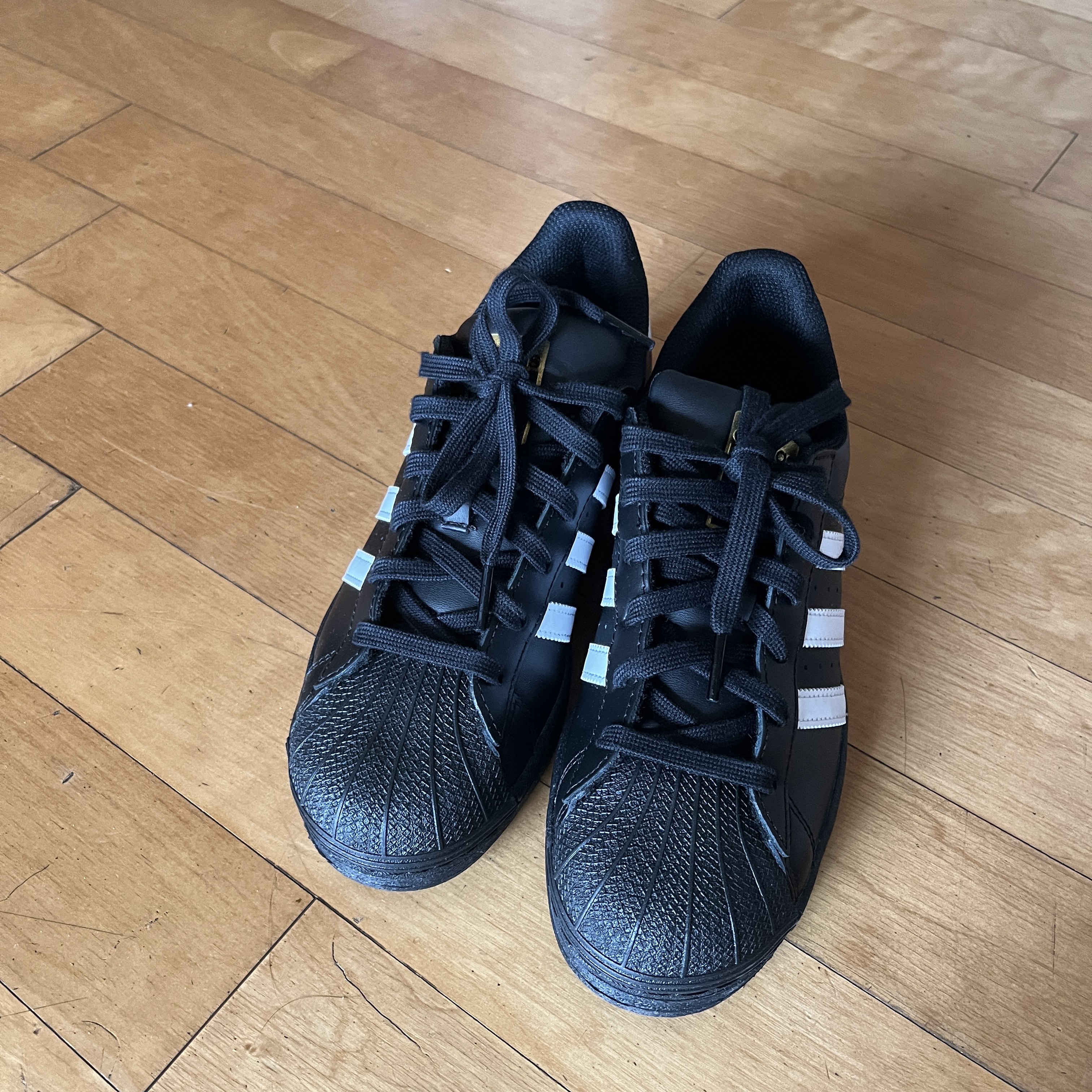 (J) Adidas Superstar Black White 착용 스타일
