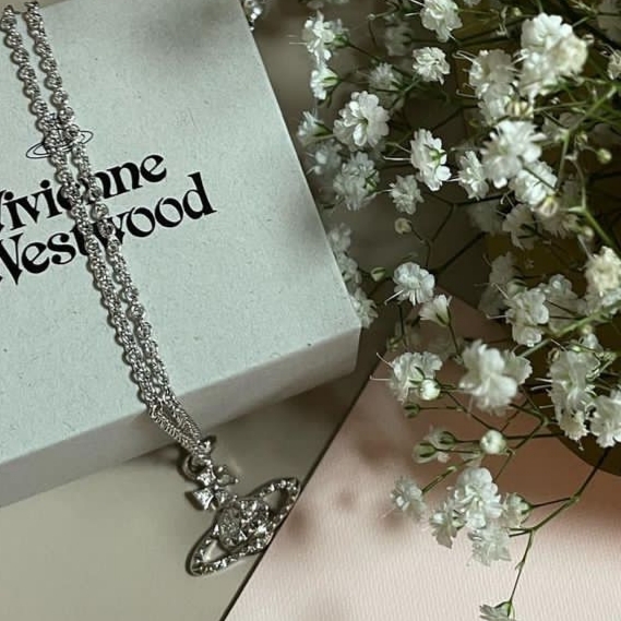 Vivienne Westwood Mayfair Bas Relief Pendant Silver 착용 스타일
