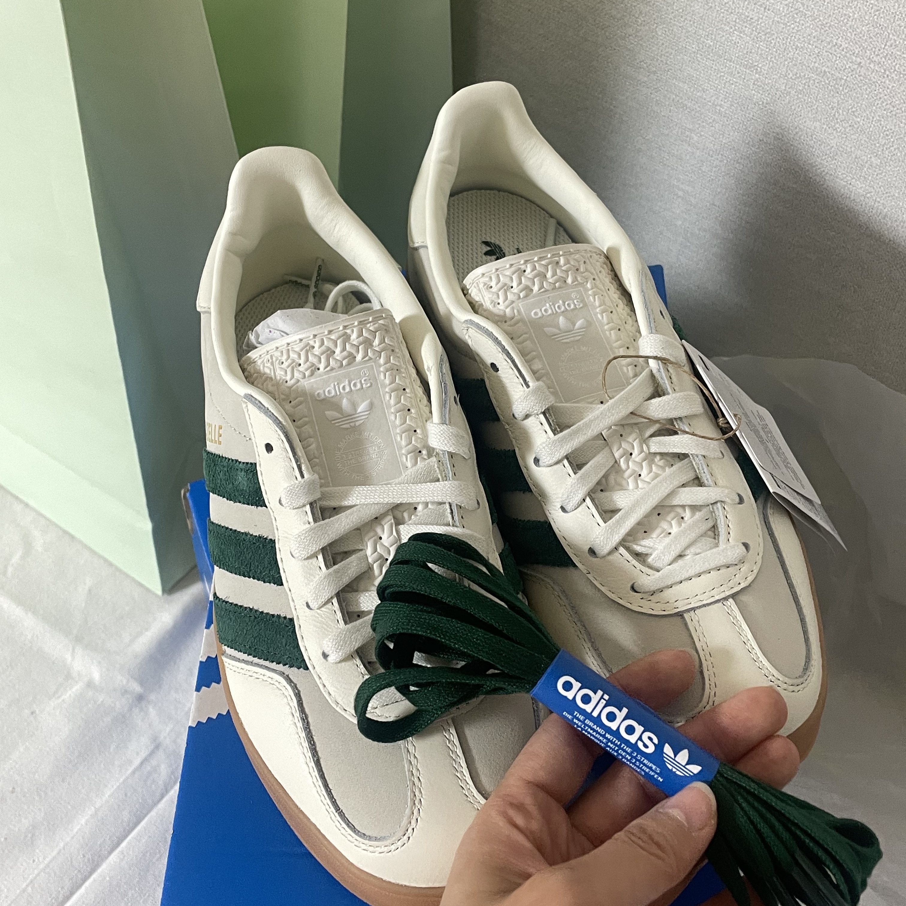 Adidas x Emmi Gazelle Indoor Off White Dark Green 착용 스타일 - 4