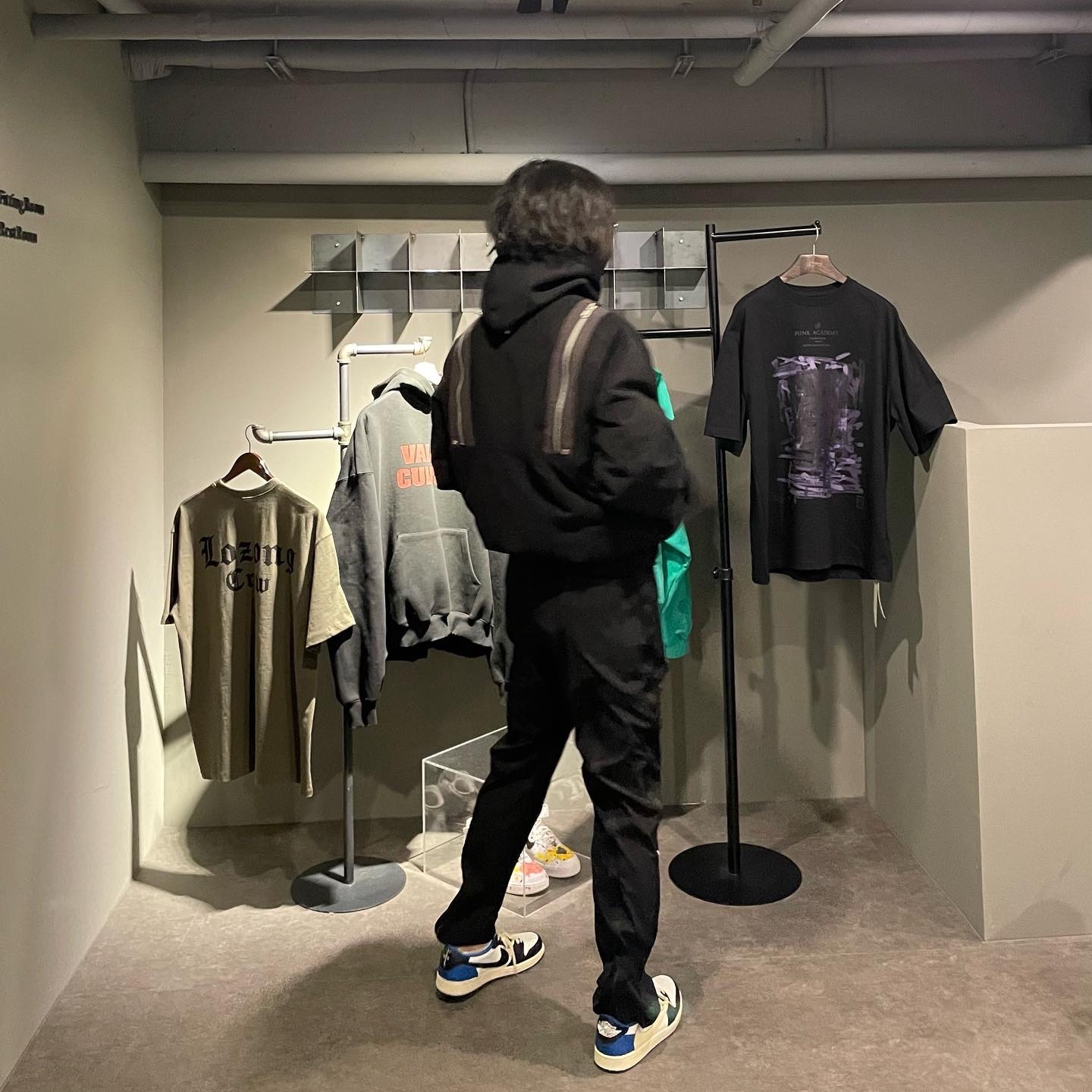 Undermycar Rumlow Back Zip Cotton Garment Bomber Dark Gull - 22FW, Jordan 1 x Travis Scott x Fragment Retro Low OG SP Military Blue 착용 스타일