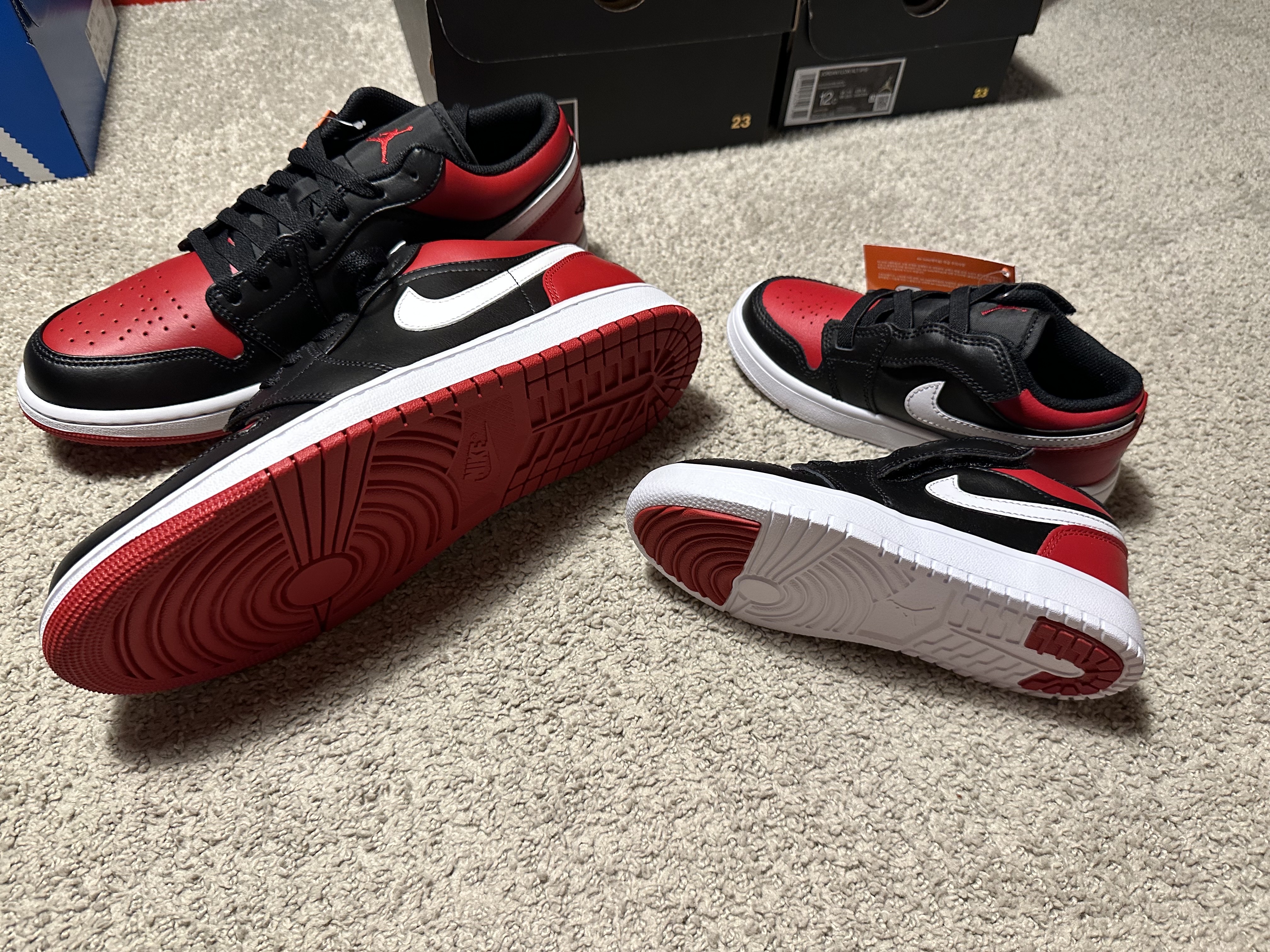 Jordan 1 Low Alternate Bred Toe, (PS) Jordan 1 Low Alt Black Gym Red 착용 스타일 - 4