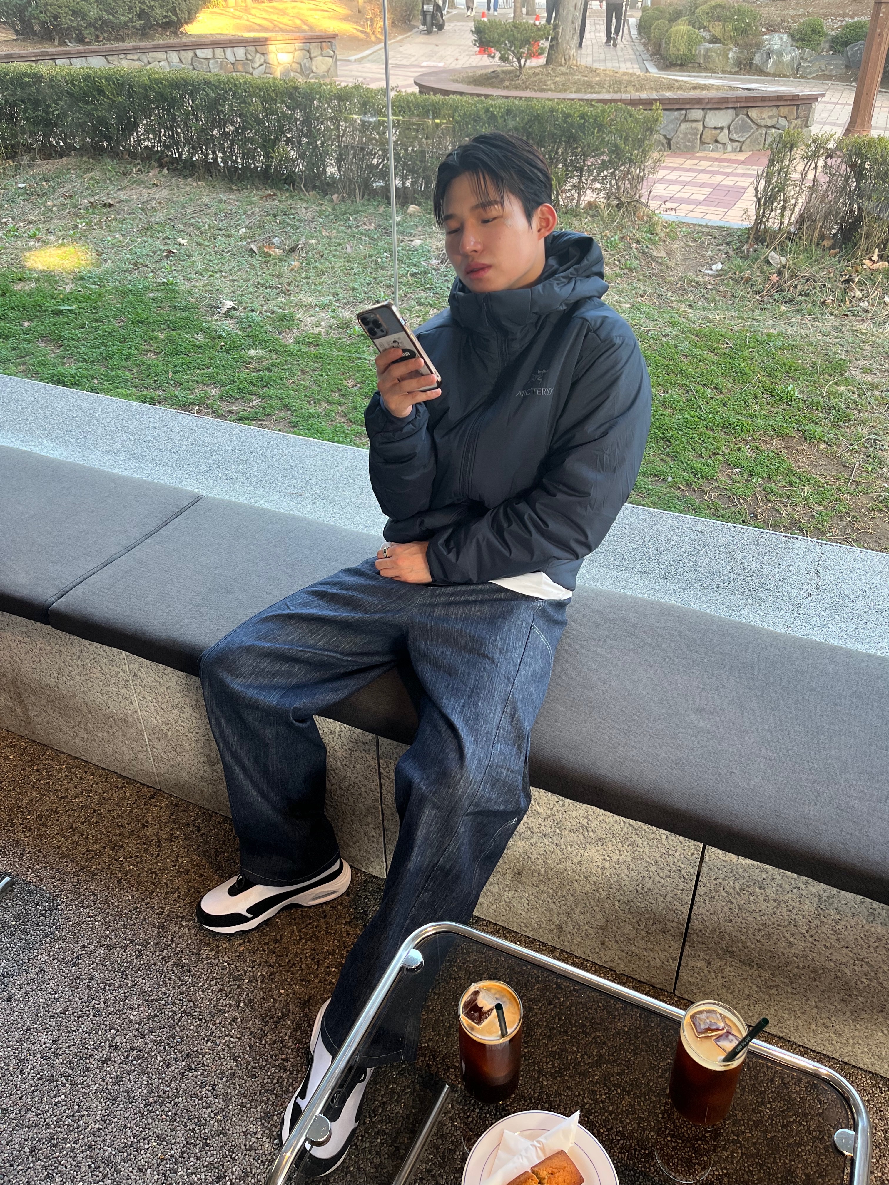 Arc'teryx Atom AR Hoody Black Sapphire, Nike x Comme des Garcons Homme Plus Air Max Sunder SP White Black 착용 스타일