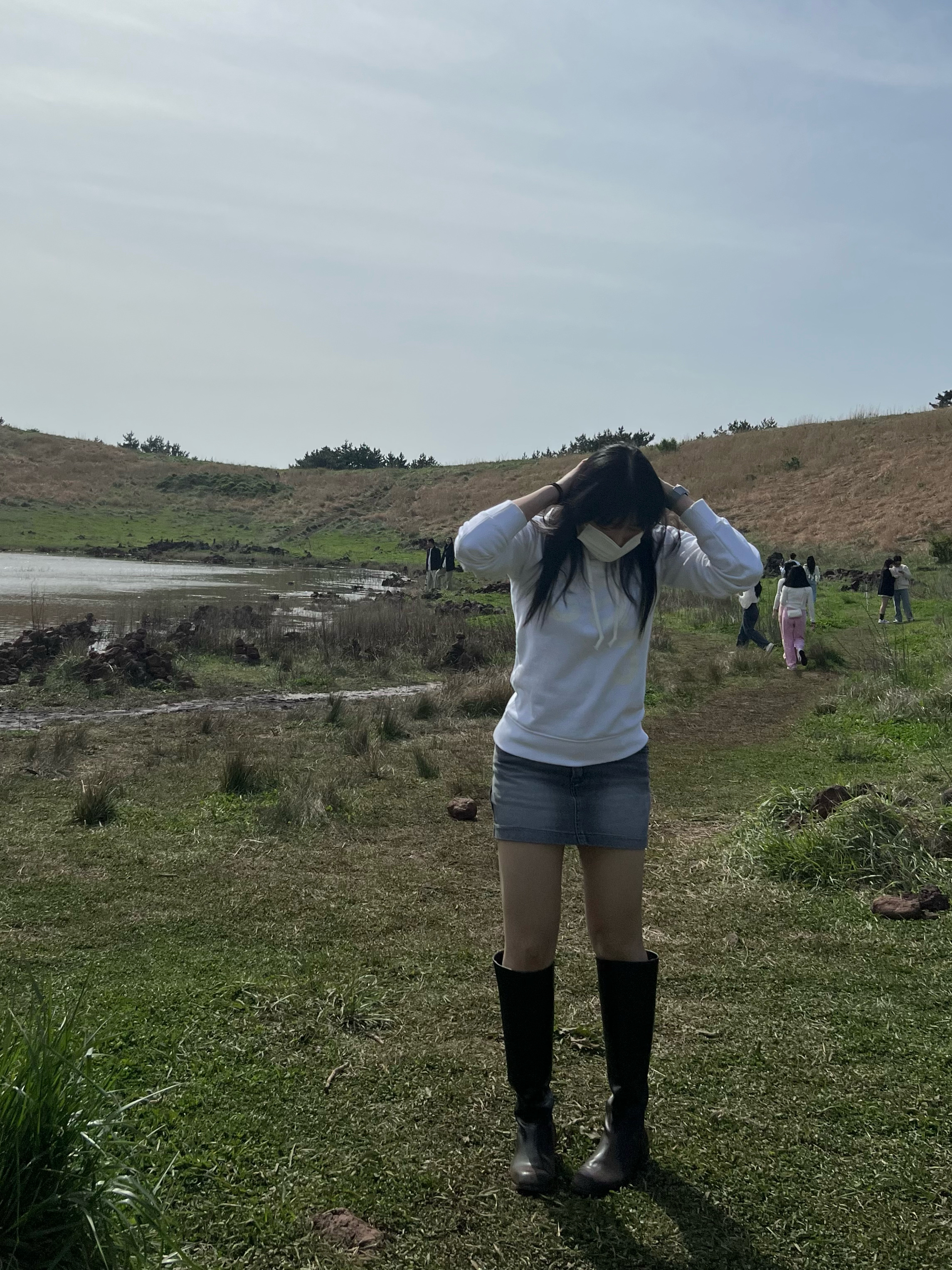 [KREAM 단독] Safarispot Women 1/2 Basic Safari Hoodie White 착용 스타일 - 2