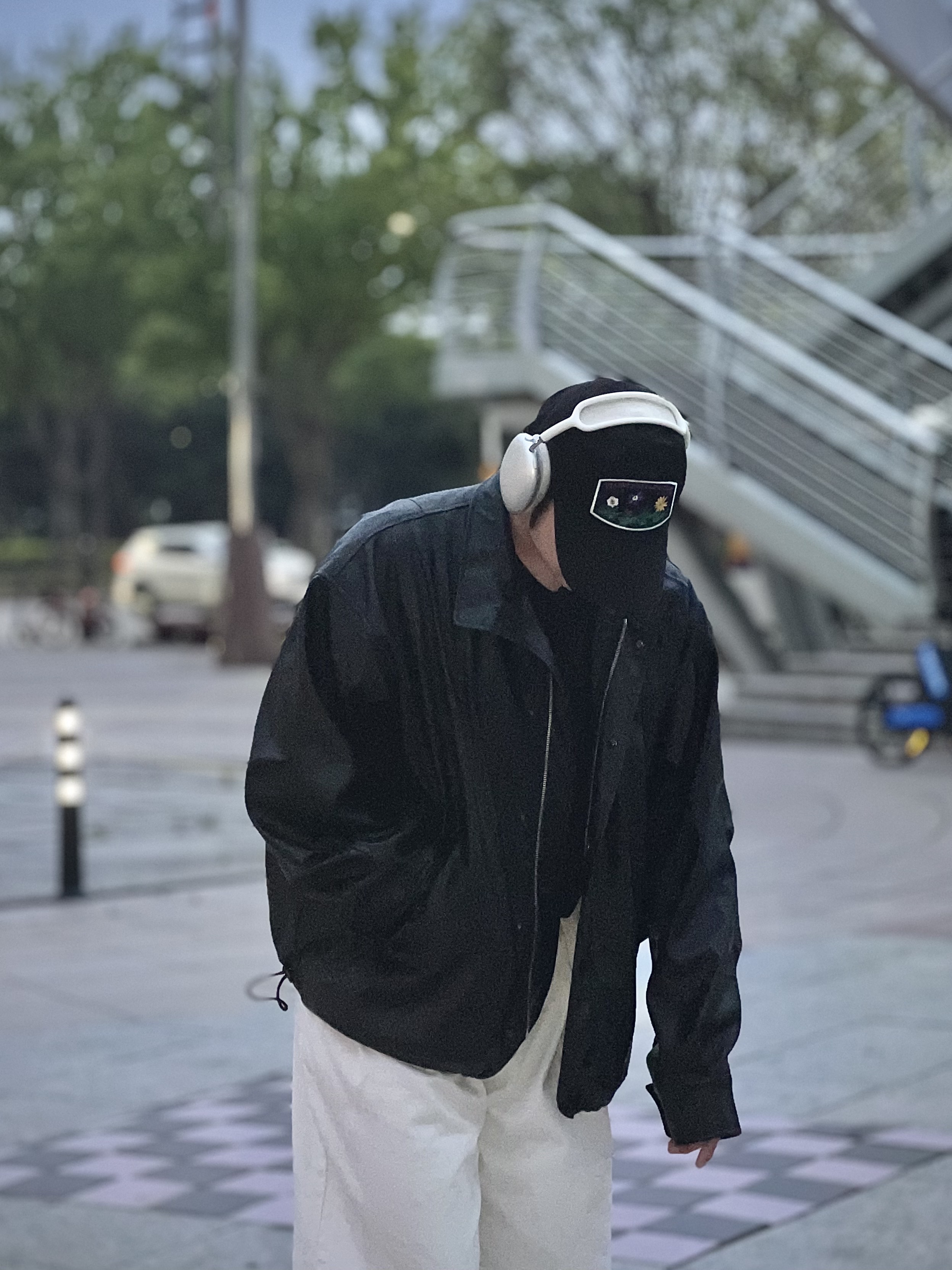 애플 에어팟 맥스 라이트닝 실버 (국내 정식 발매 제품), 메종 미하라 야스히로 블레이키 OG 솔 캔버스 하이탑 스니커즈 블랙 착용 스타일 - 2
