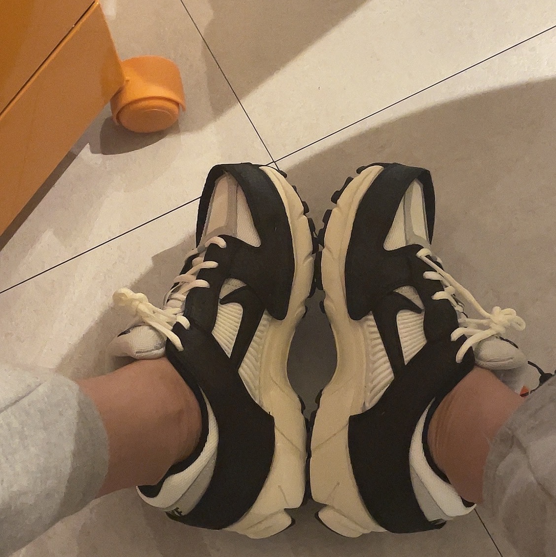(W) Nike Zoom Vomero 5 Wolf Grey and Black 착용 스타일