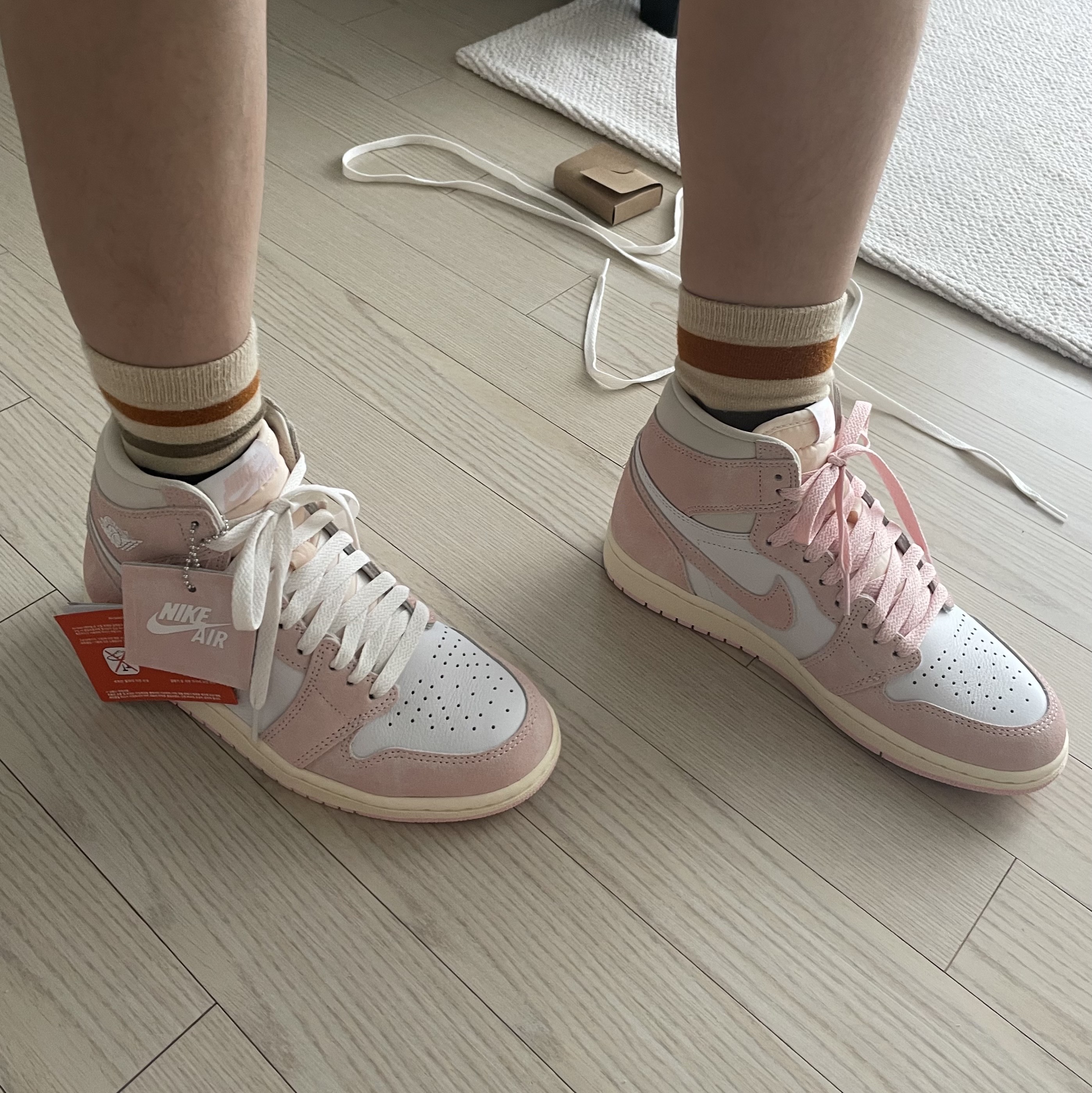 (W) Jordan 1 Retro High OG Coconut Milk and Sail 착용 스타일 - 5