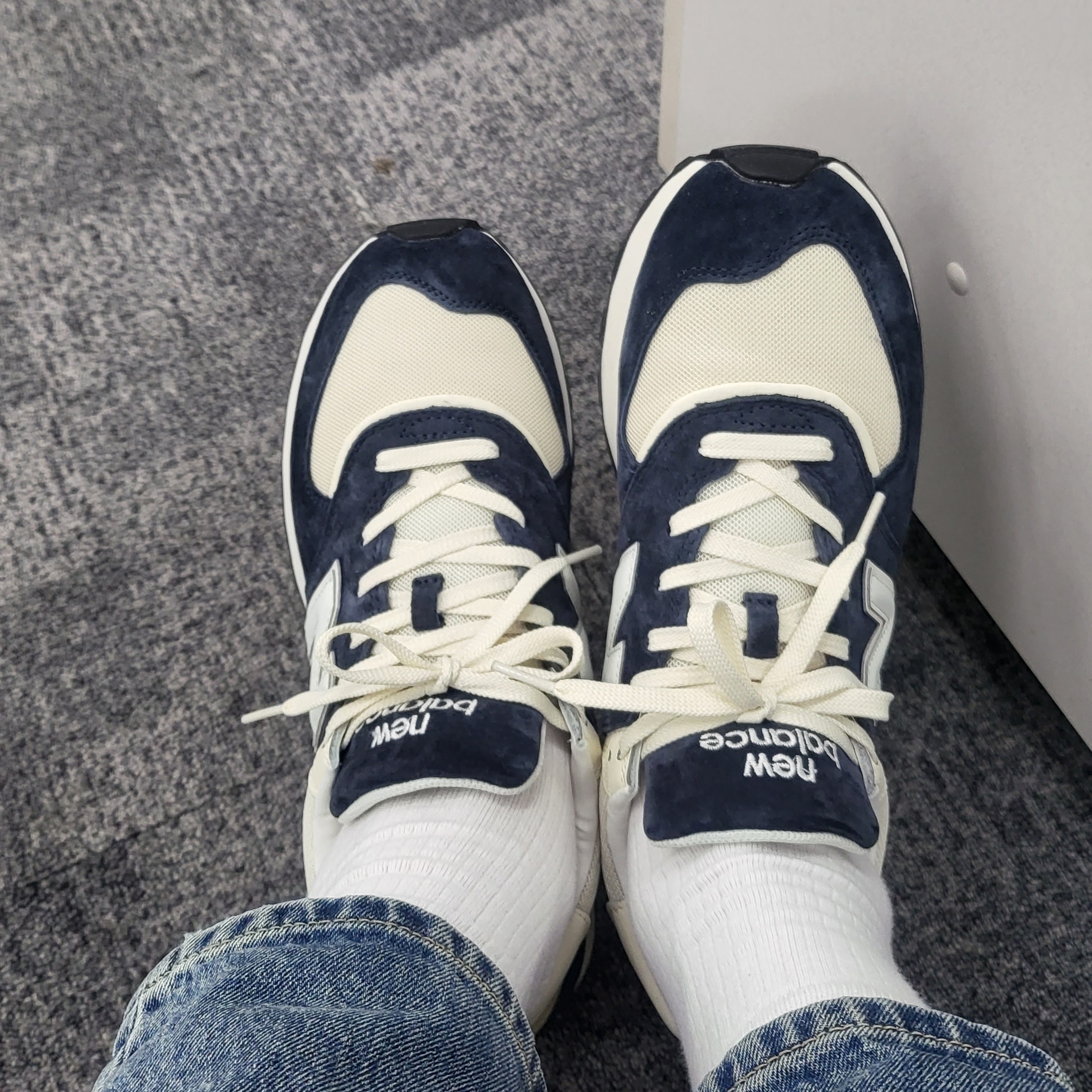 New Balance 574 Legacy Navy Blue 착용 스타일