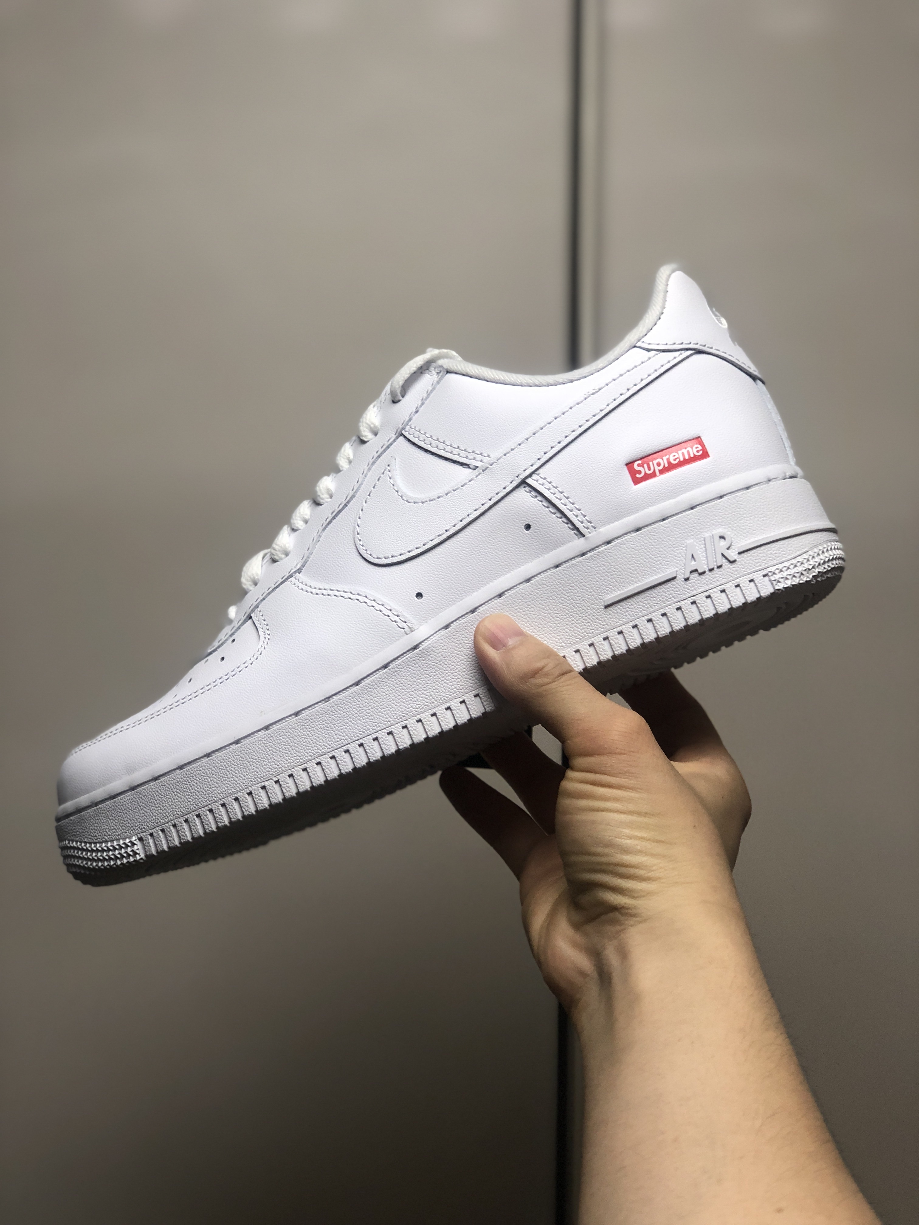 Nike x Supreme Air Force 1 Low White 착용 스타일