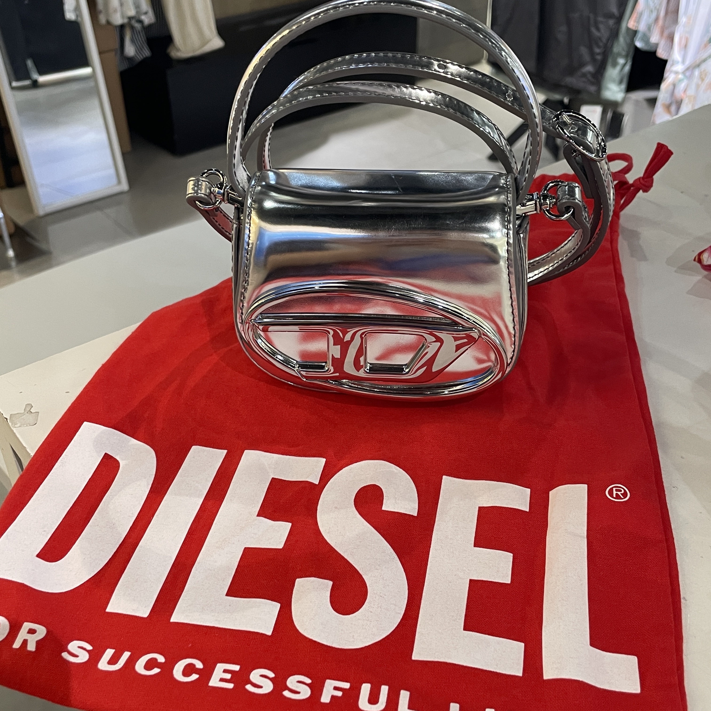 Diesel 1DR Mini Bag in Mirrored Leather Silver 착용 스타일 - 3