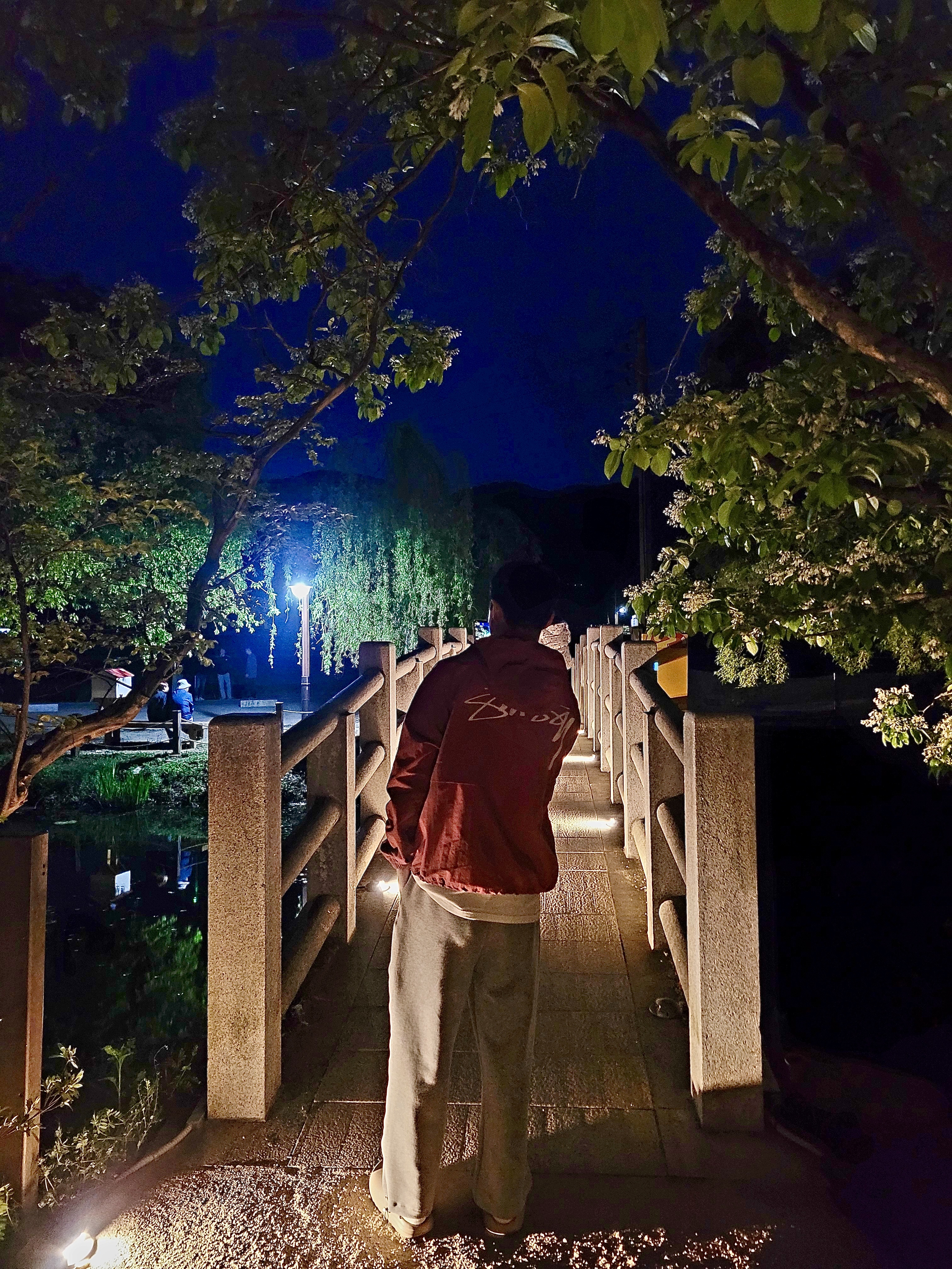 스투시 웨이브 다이 비치 쉘 자켓 베리, 아디다스 이지 슬라이드 퓨어 착용 스타일 - 2