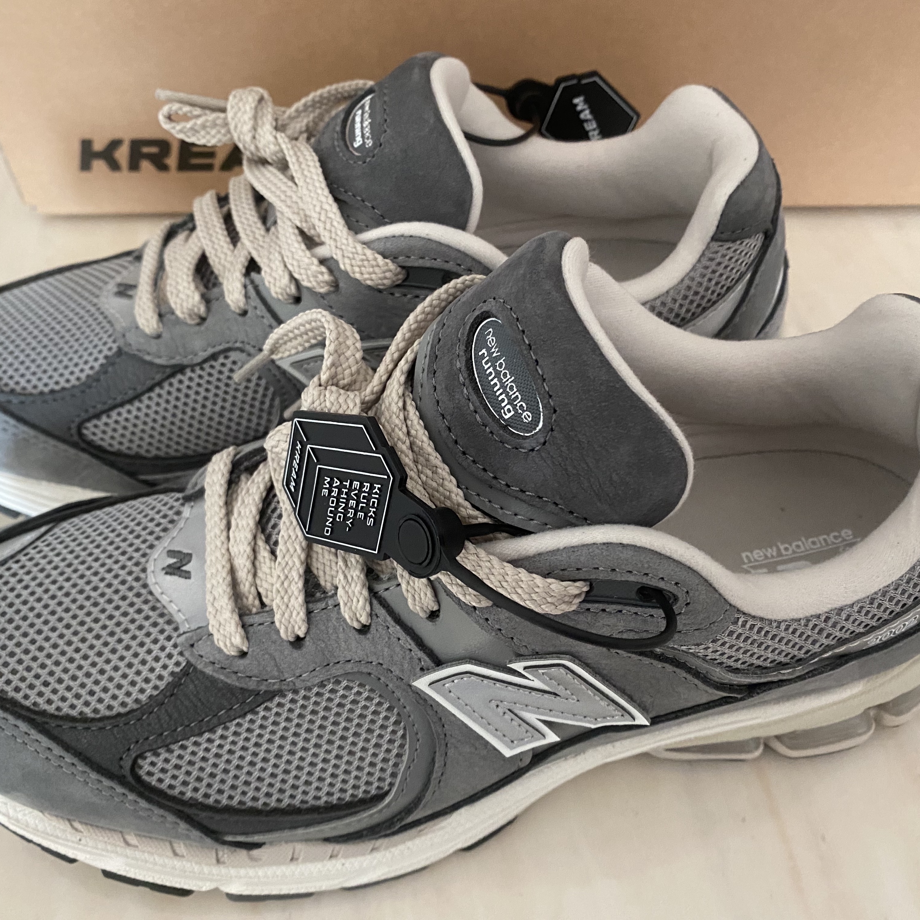 New Balance 2002R Premium Vintage Grey 착용 스타일