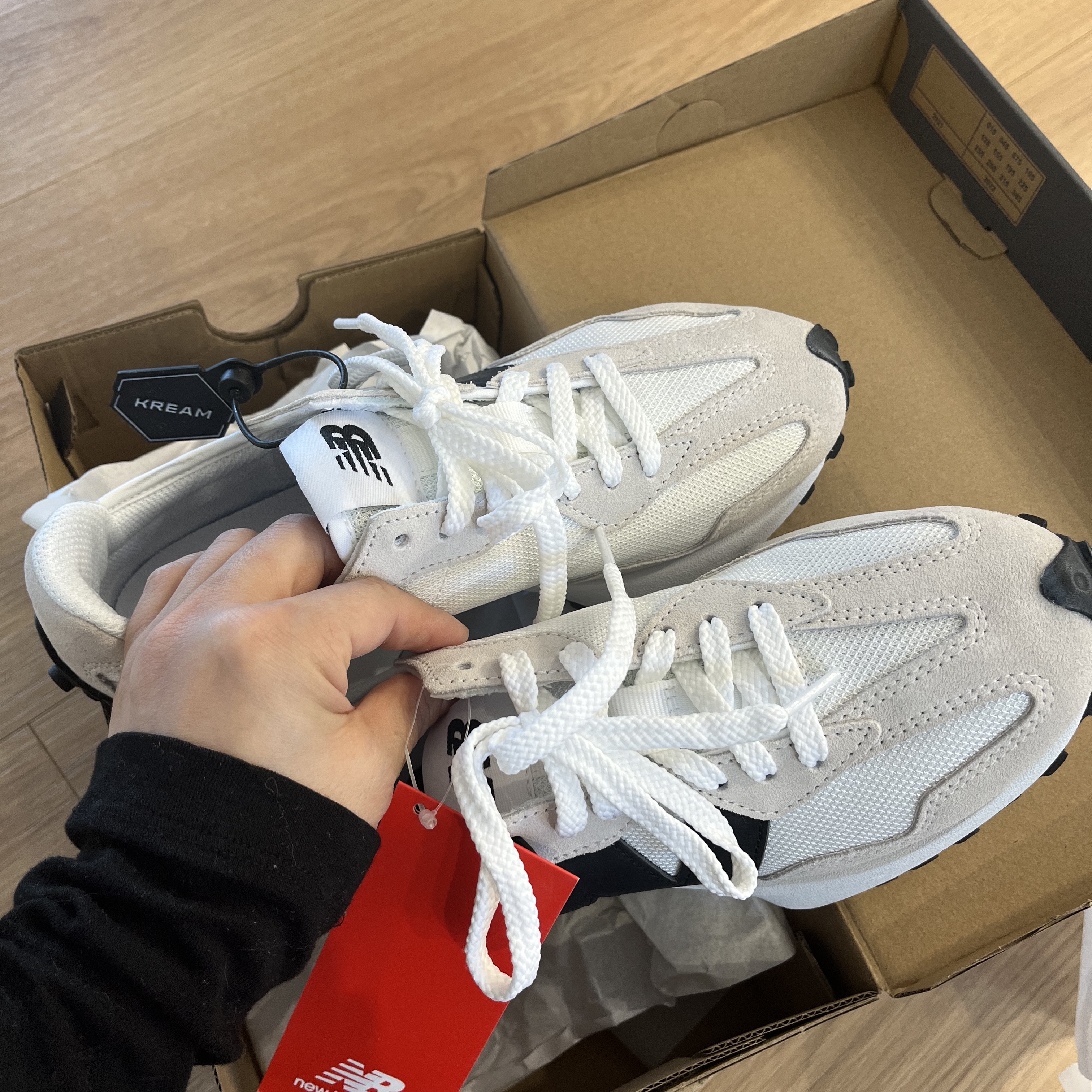 New Balance 327 White Black 착용 스타일