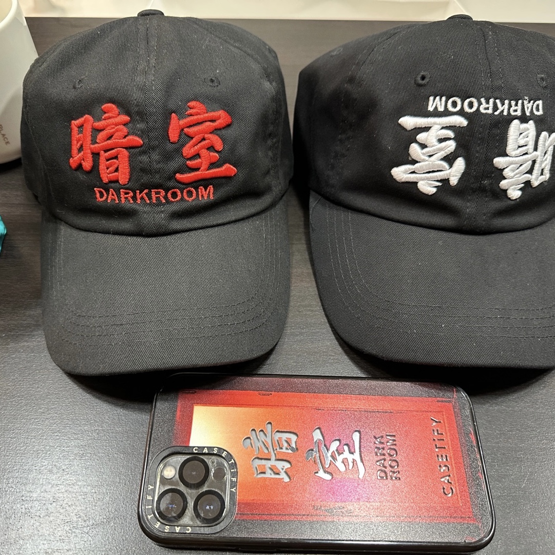 Darkr8m Studio Upside Down White Logo Cap, Casetify x Darkr8m Studio Impact iPhone Case Clear Black 착용 스타일