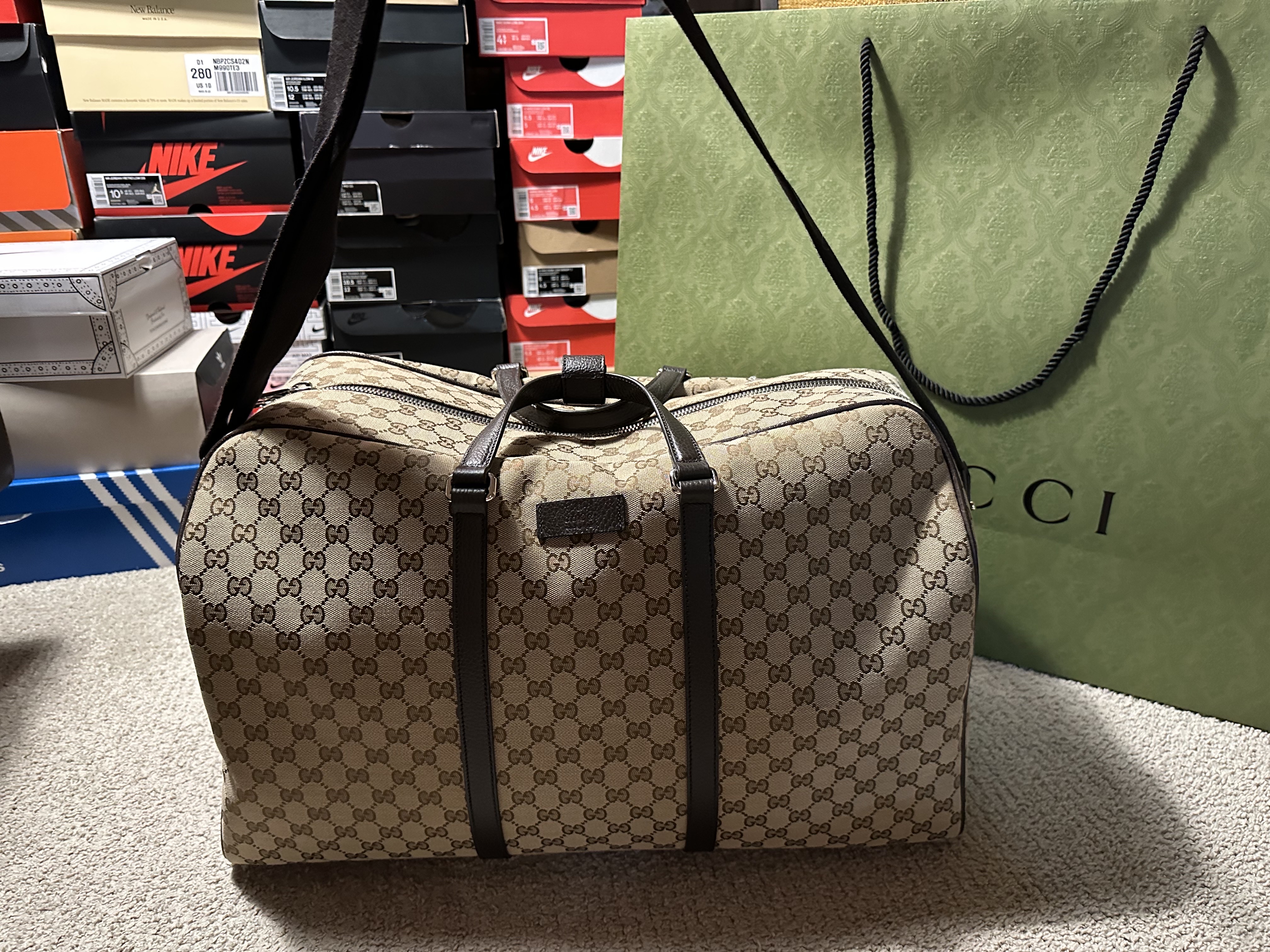 Gucci GG Supreme Canvas Boston Bag Beige Ebony 착용 스타일 - 1
