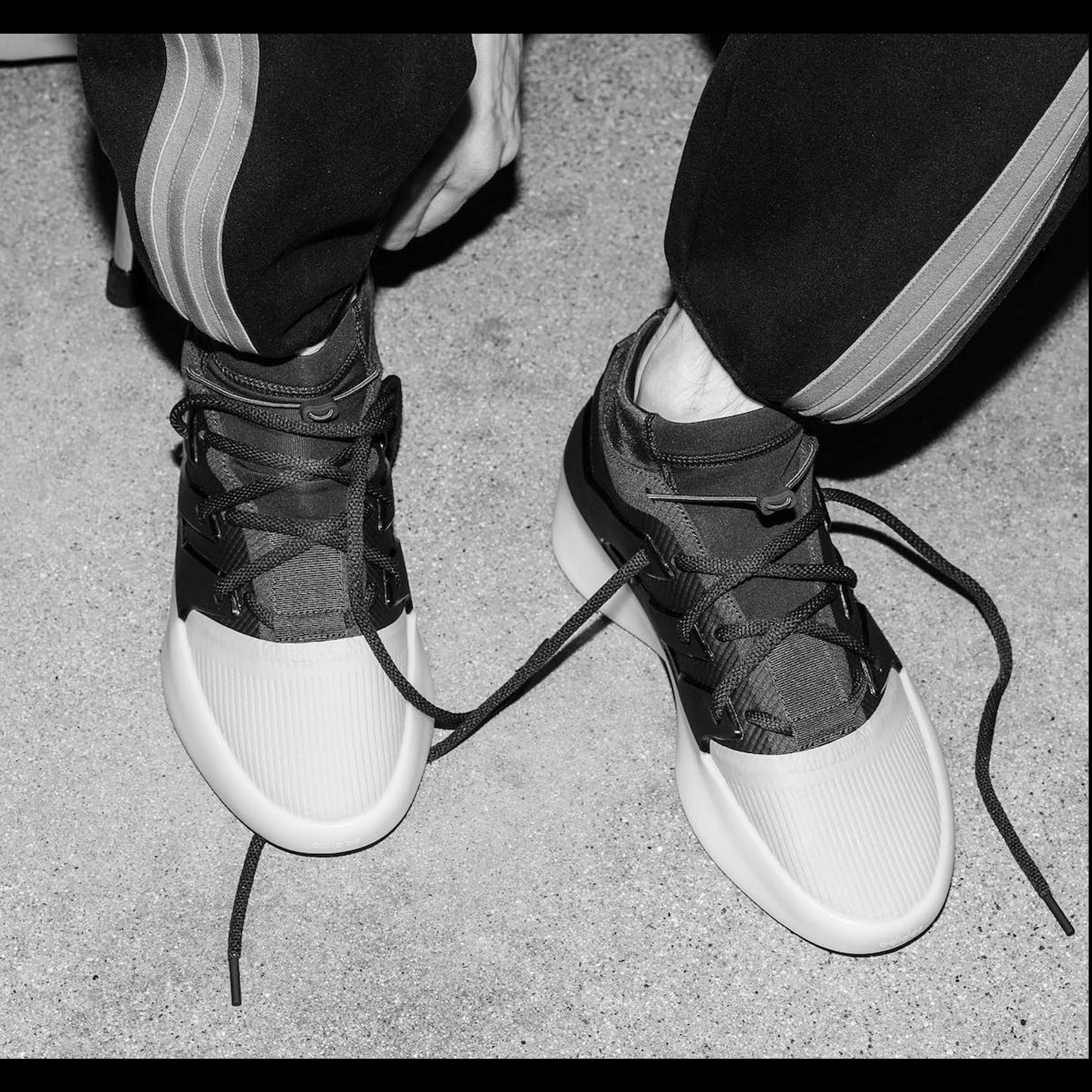 Adidas Yeezy QNTM BSKTBL, Nike x Fear of God Air Fear of God 1 Triple Black 착용 스타일 - 3
