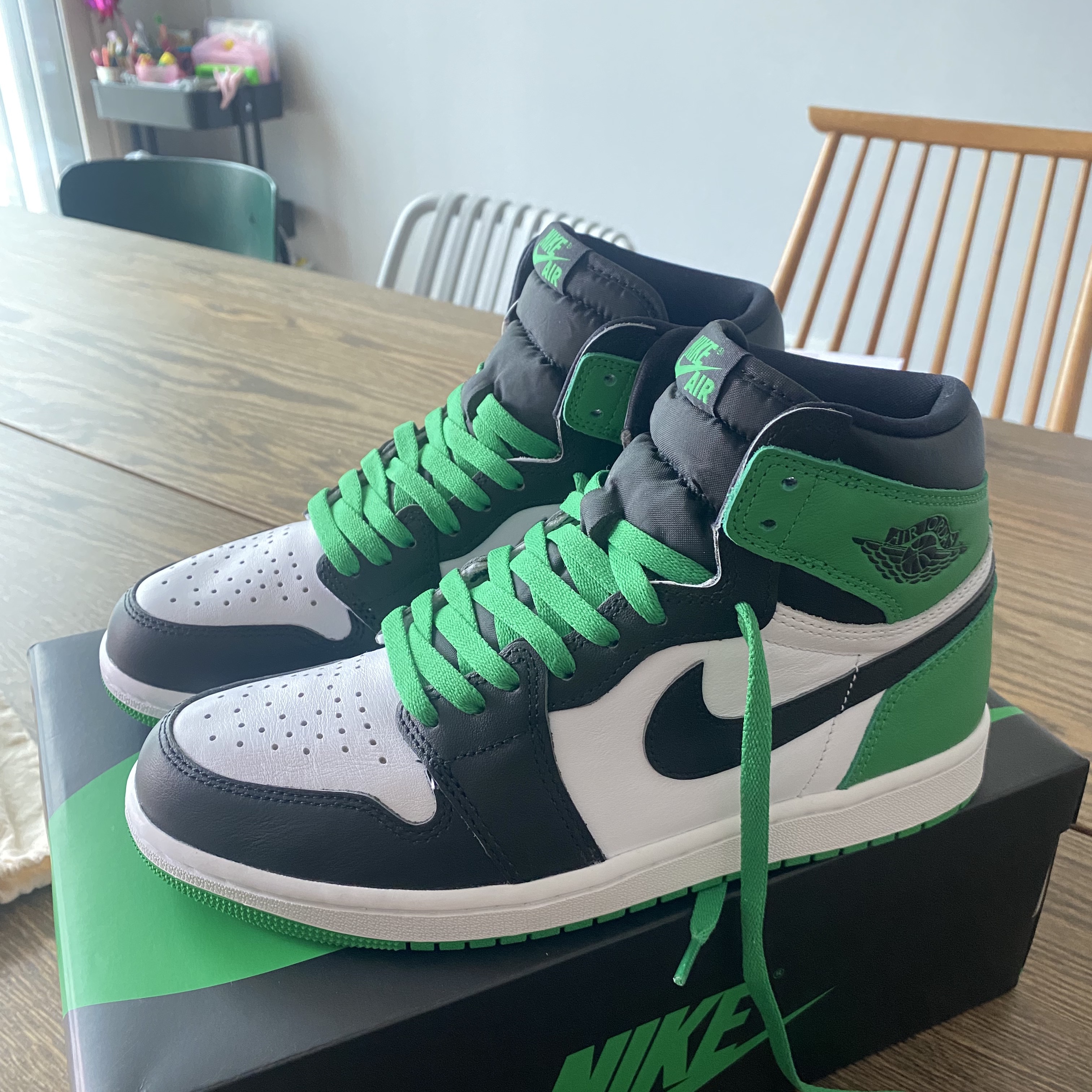Jordan 1 Retro High OG Black and Lucky Green 착용 스타일 - 1