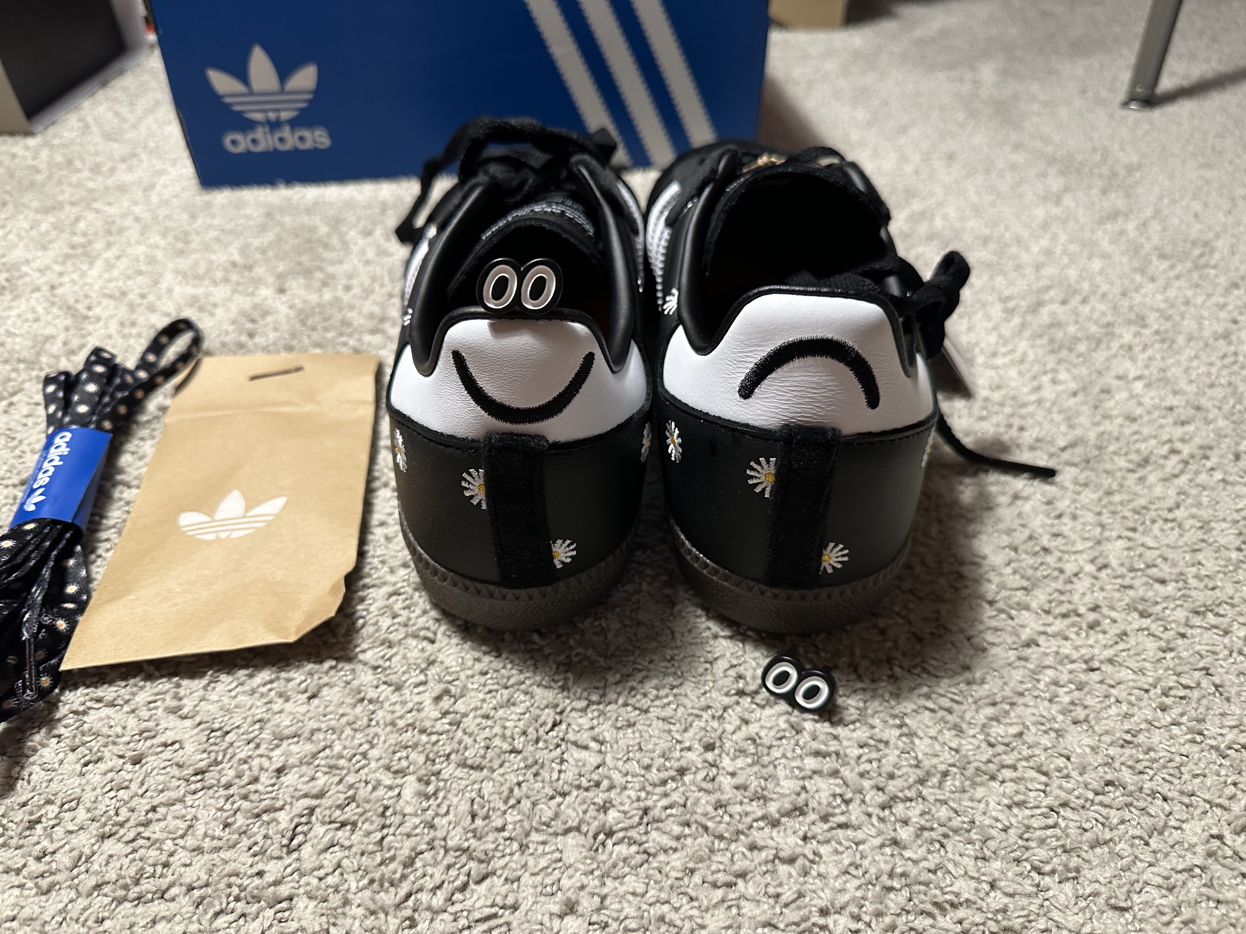 Adidas x Atmos x Face Samba OG Core Black 착용 스타일 - 3