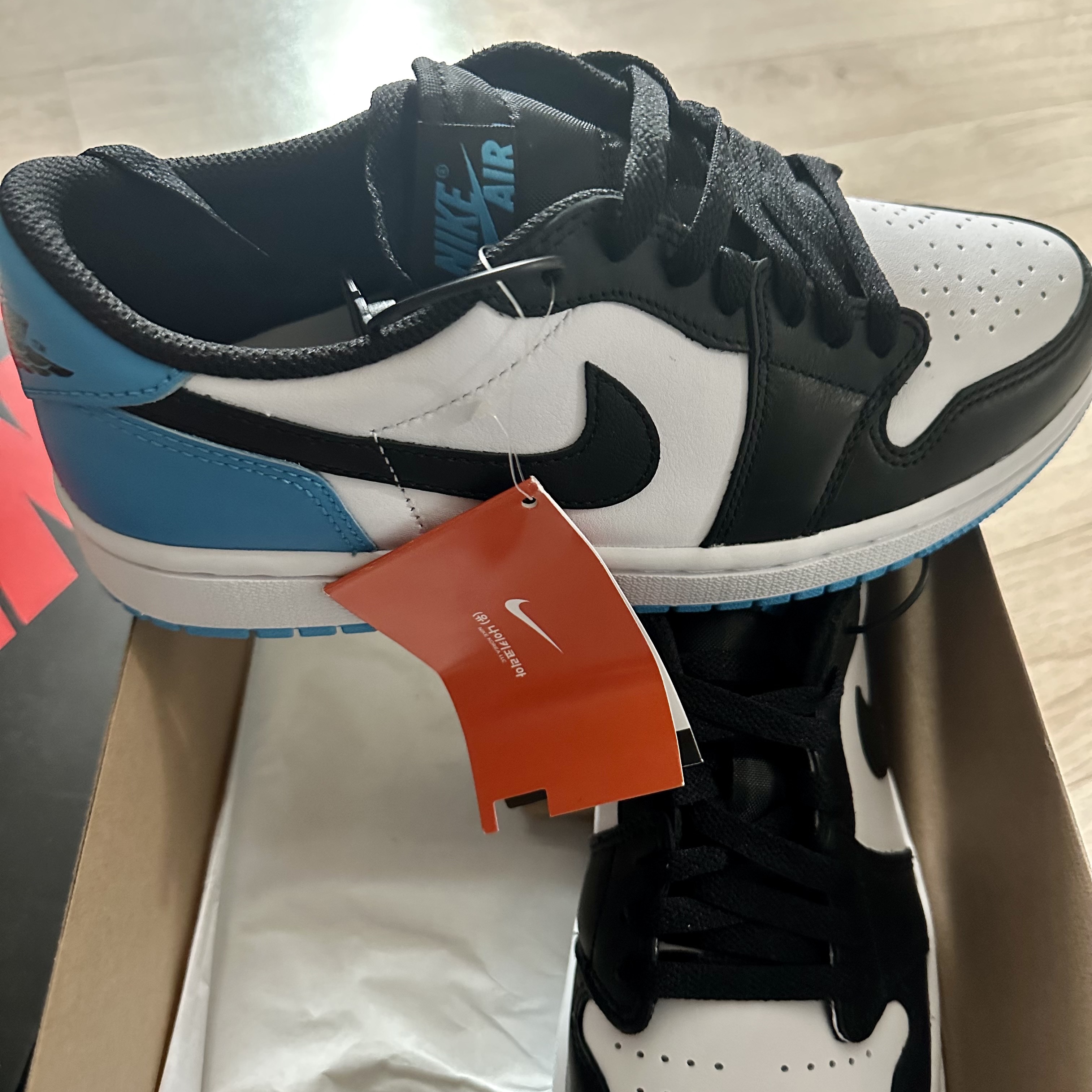 (W) Jordan 1 Retro Low OG Black and Dark Powder Blue 착용 스타일 - 2