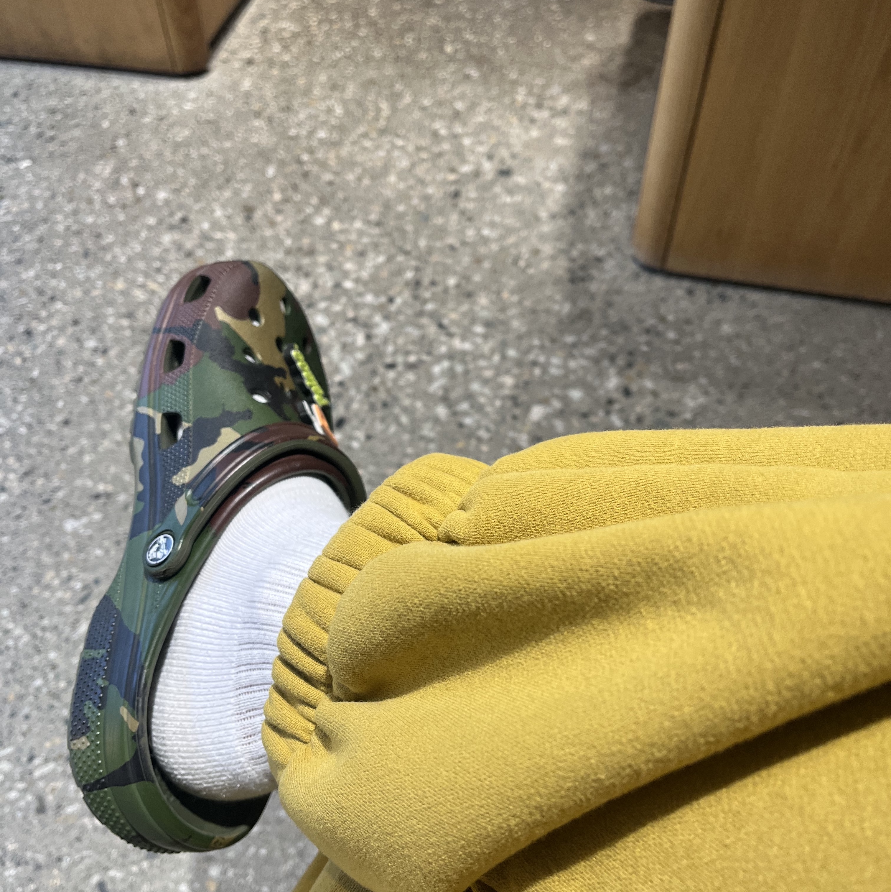 Crocs x Palace Classic Clog Woodland Camo 착용 스타일