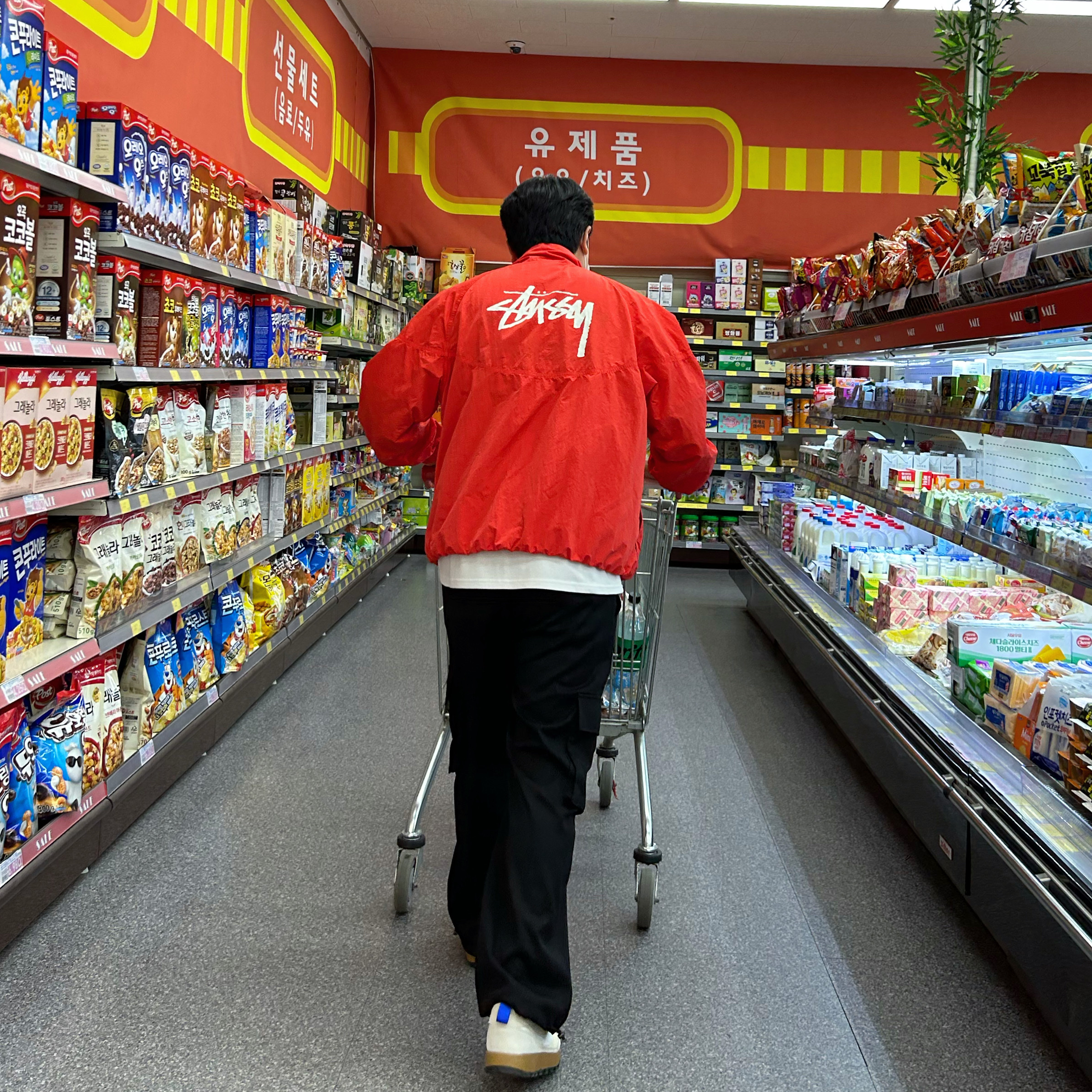 Nike x Stussy Windrunner Jacket Habanero Red, Nike x Tom Sachs General Purpose Shoe Light Cream 착용 스타일
