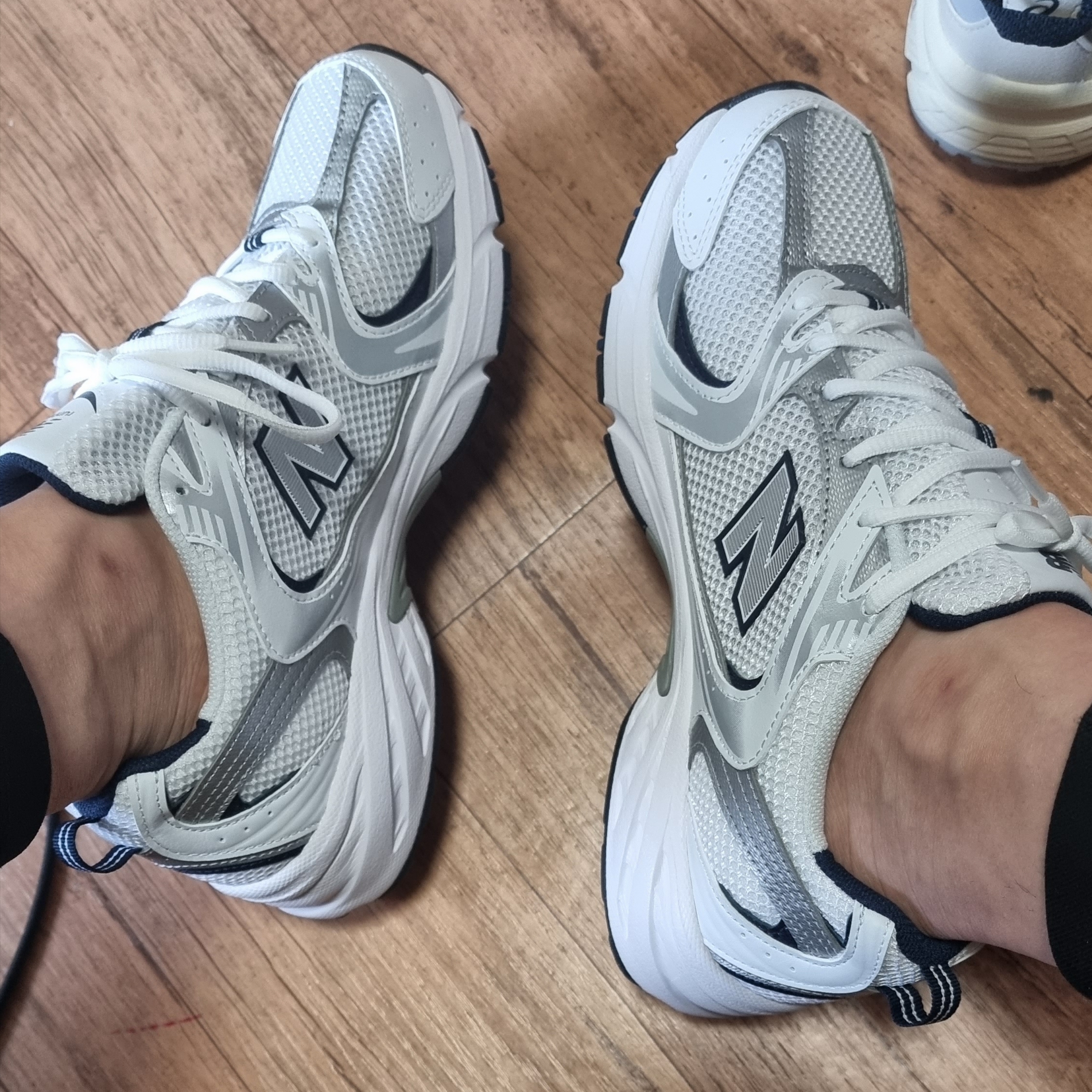 New Balance 530 White 착용 스타일