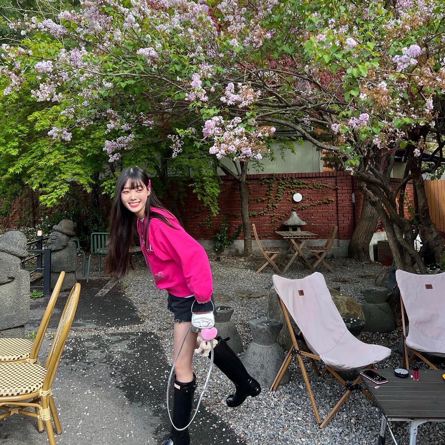 [KREAM 단독] STU Women Hiking Sweatshirt Pink, Diesel 1DR Mini Bag in Mirrored Leather Silver 착용 스타일 - 1
