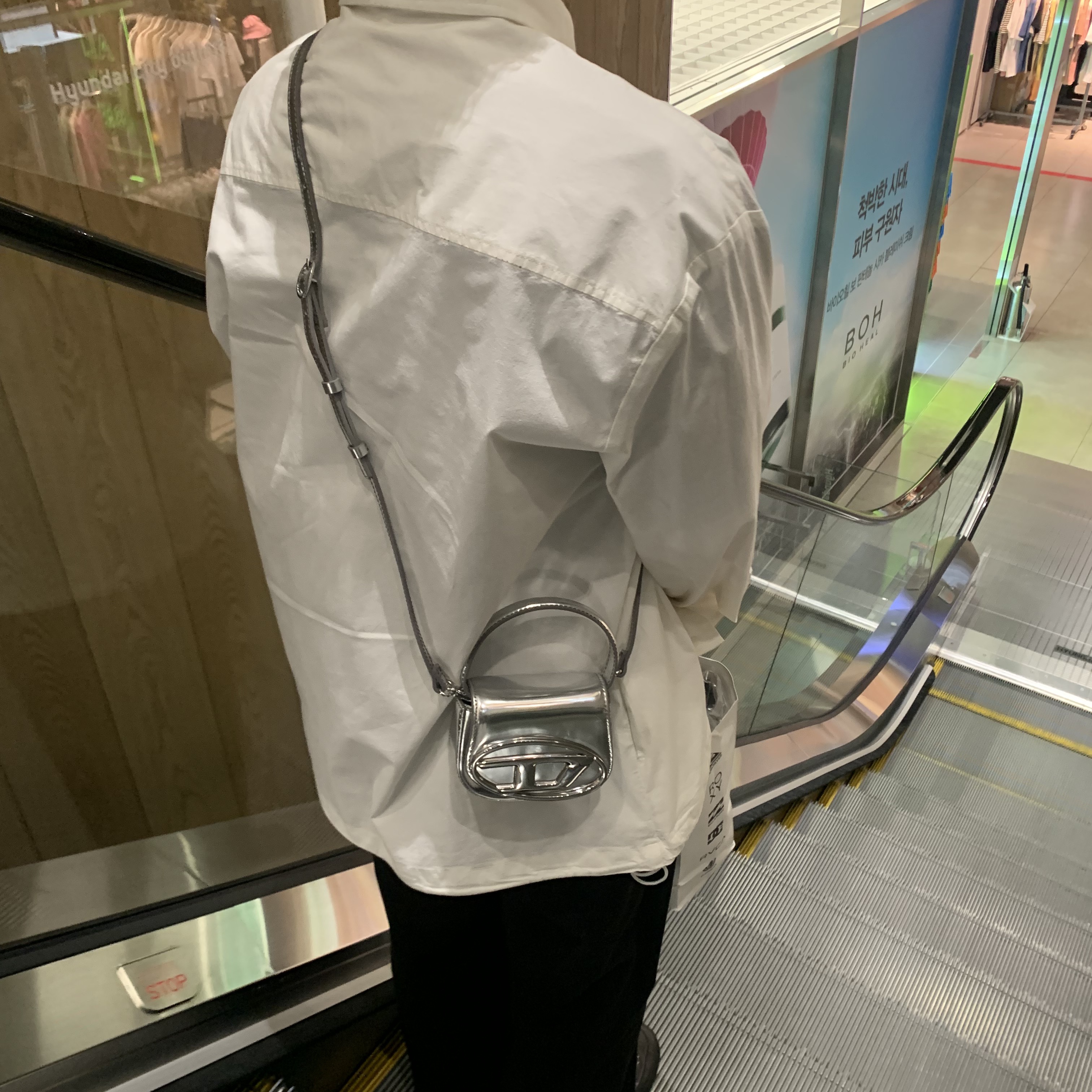 Diesel 1DR Mini Bag in Mirrored Leather Silver 착용 스타일 - 2