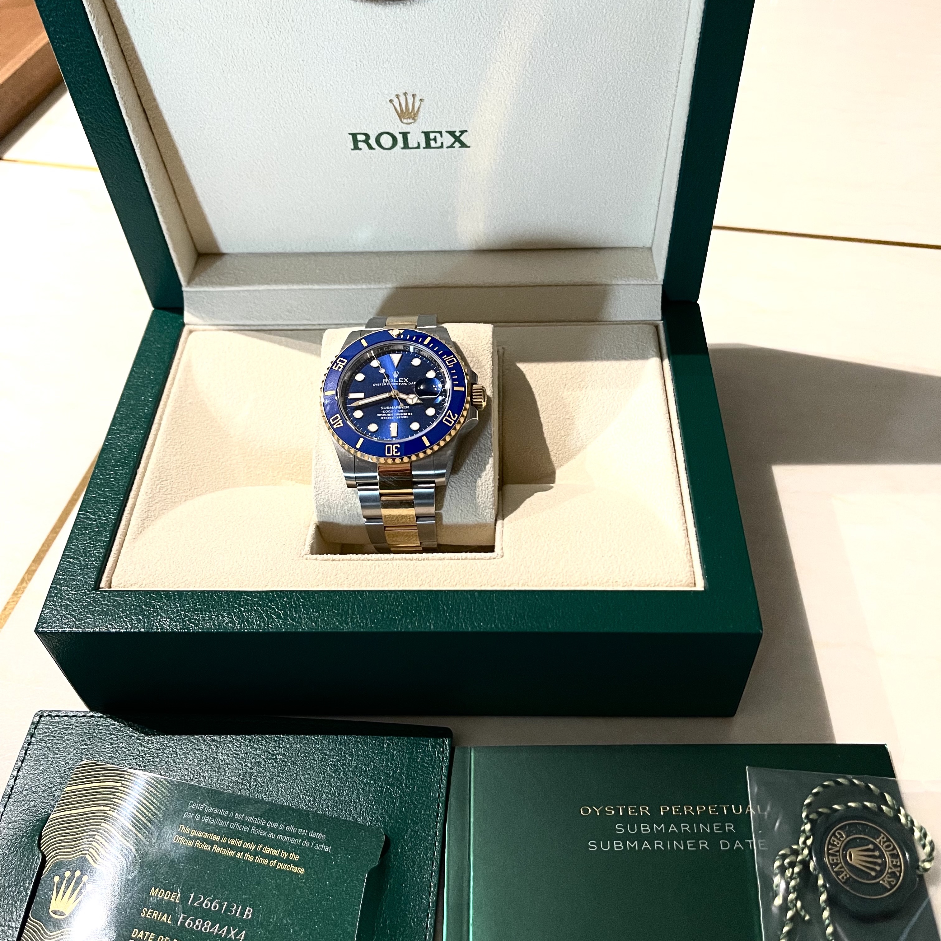 Rolex Submariner Date 41mm 126613LB Royal Blue Oyster 착용 스타일