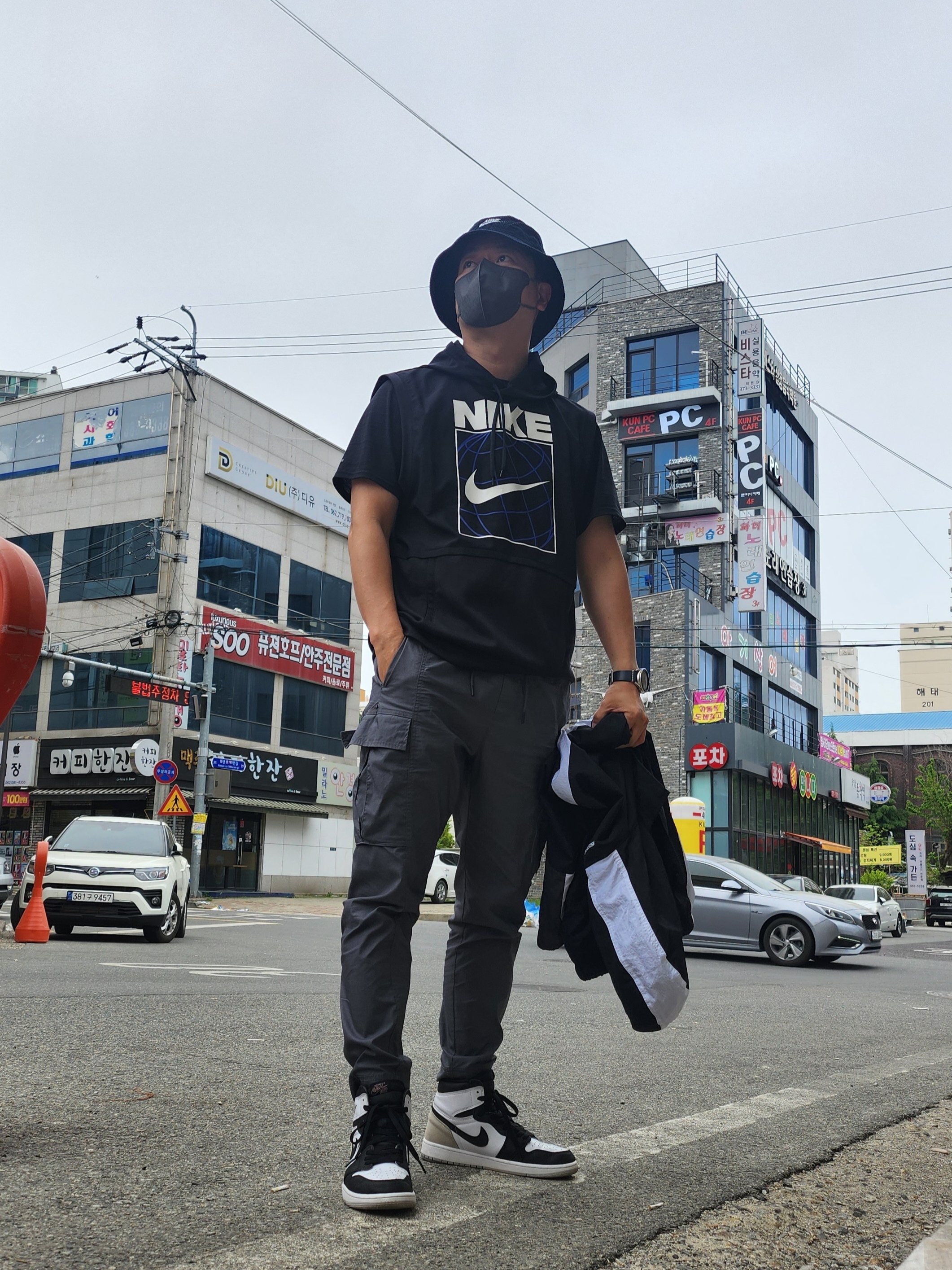 Nike Futura Corduroy Bucket Black, Jordan 1 Retro High OG Bleached Coral 착용 스타일 - 1