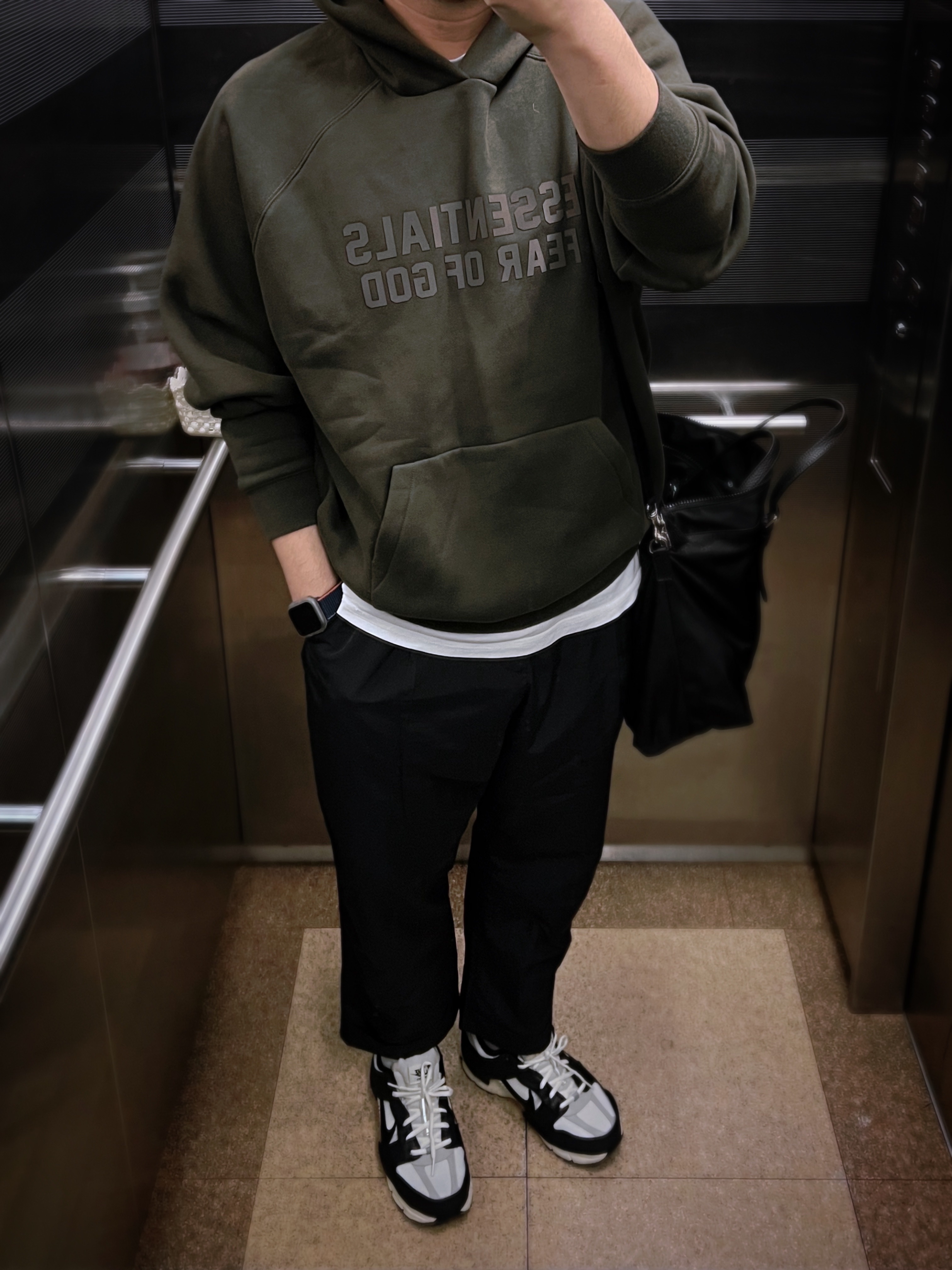 (W) Nike Zoom Vomero 5 Wolf Grey and Black, Essentials Hoodie Off Black - 23SS 착용 스타일 - 1