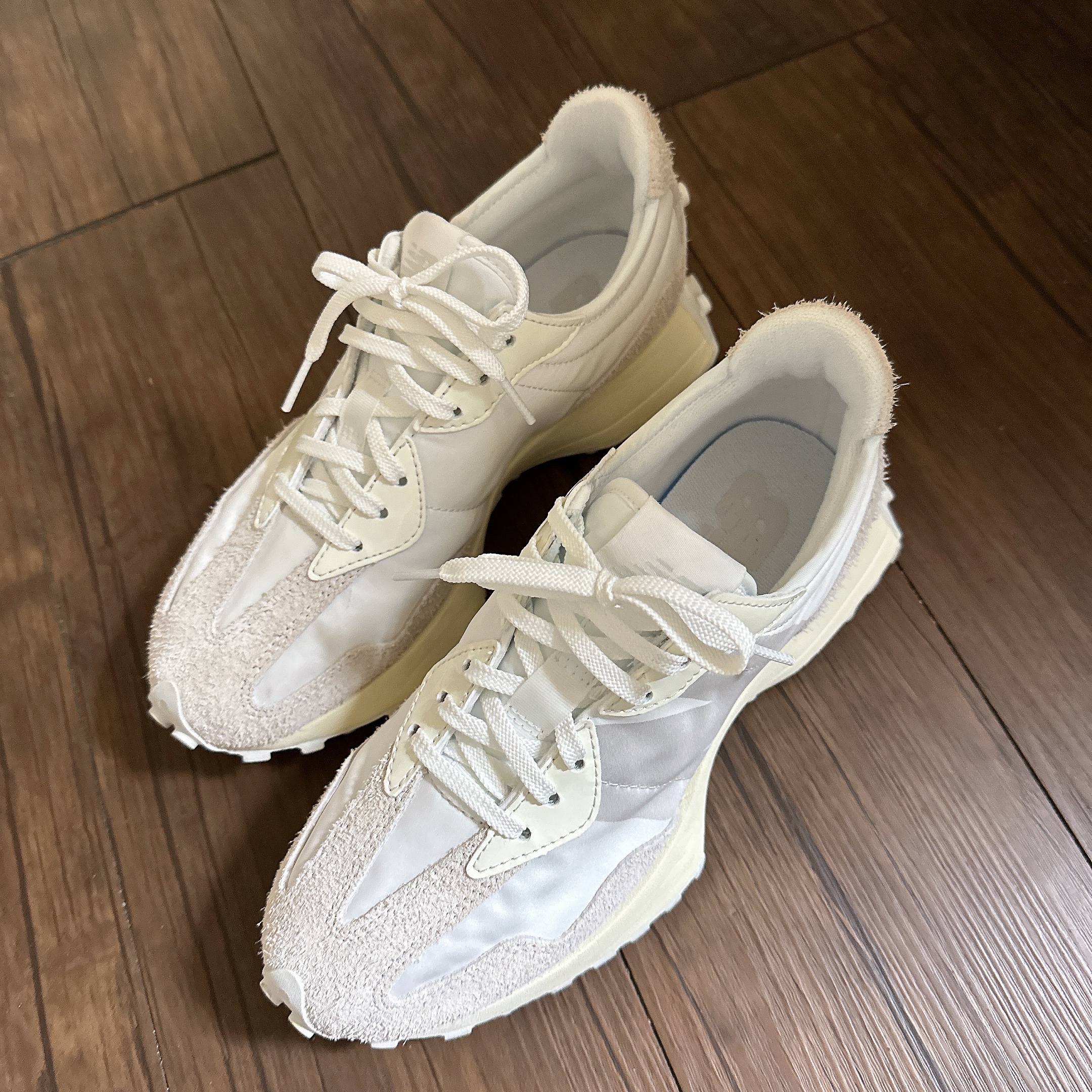 (W) New Balance 327 White Moonbeam 착용 스타일