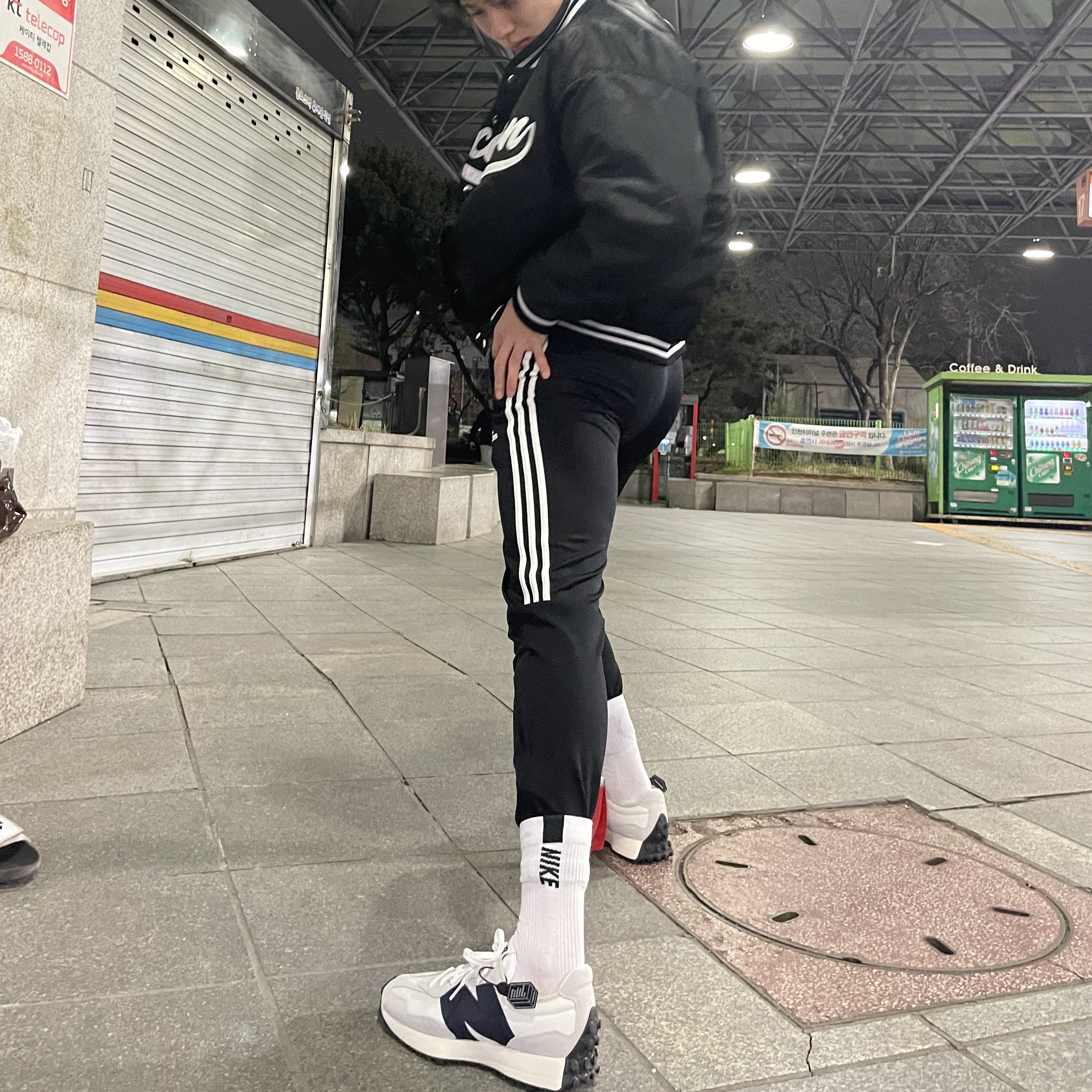 New Balance 327 White Black 착용 스타일 - 2