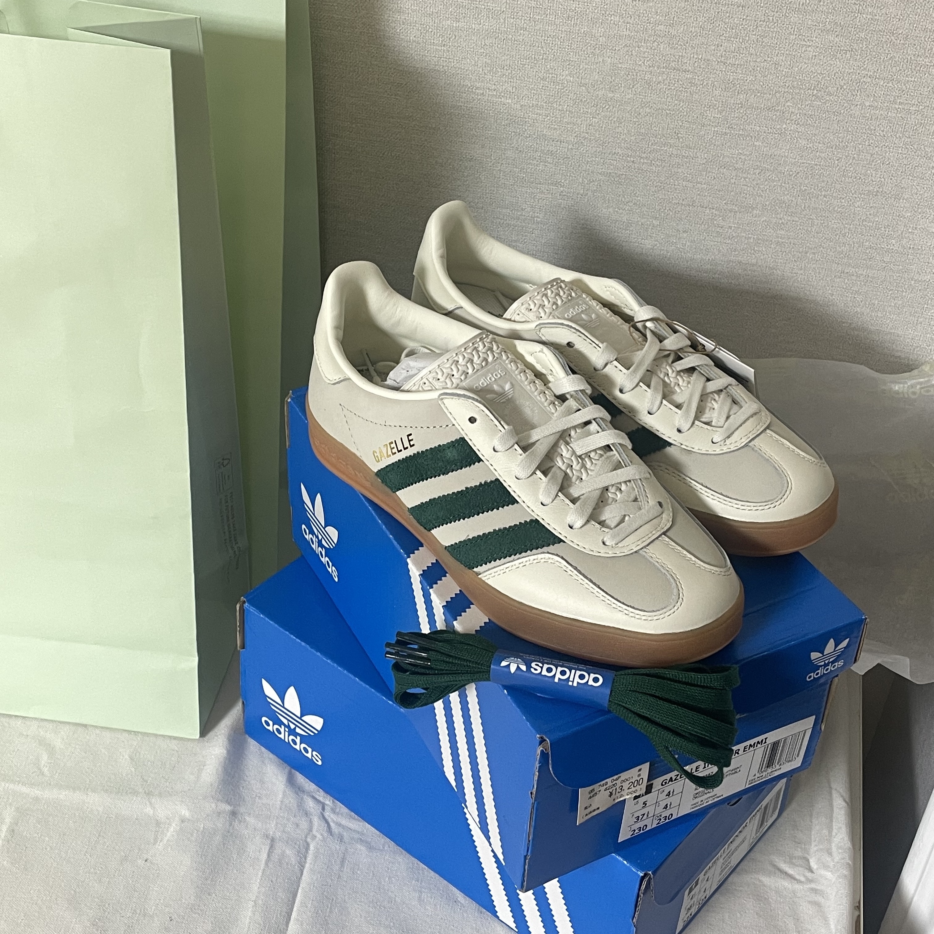 Adidas x Emmi Gazelle Indoor Off White Dark Green 착용 스타일 - 1
