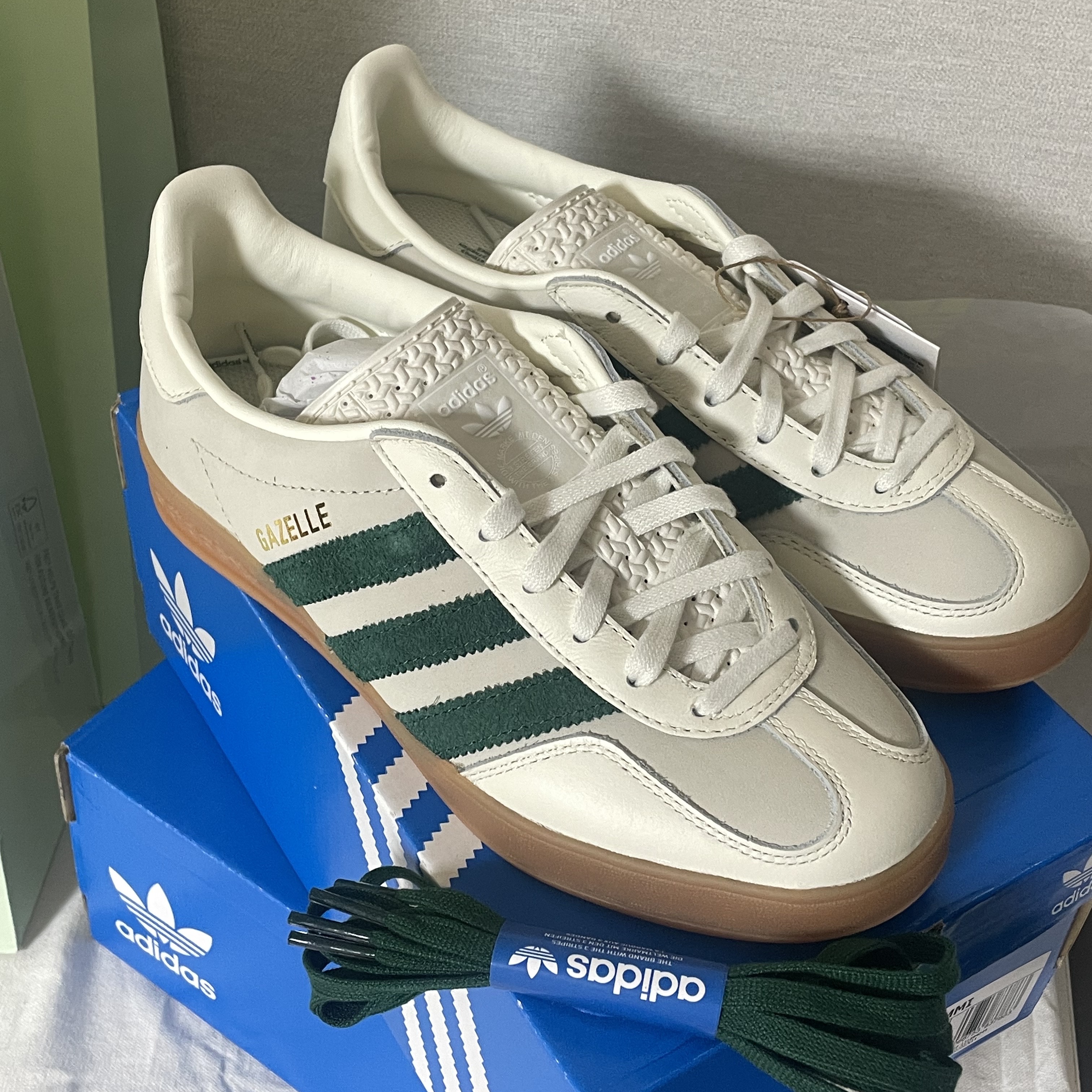 Adidas x Emmi Gazelle Indoor Off White Dark Green 착용 스타일 - 2