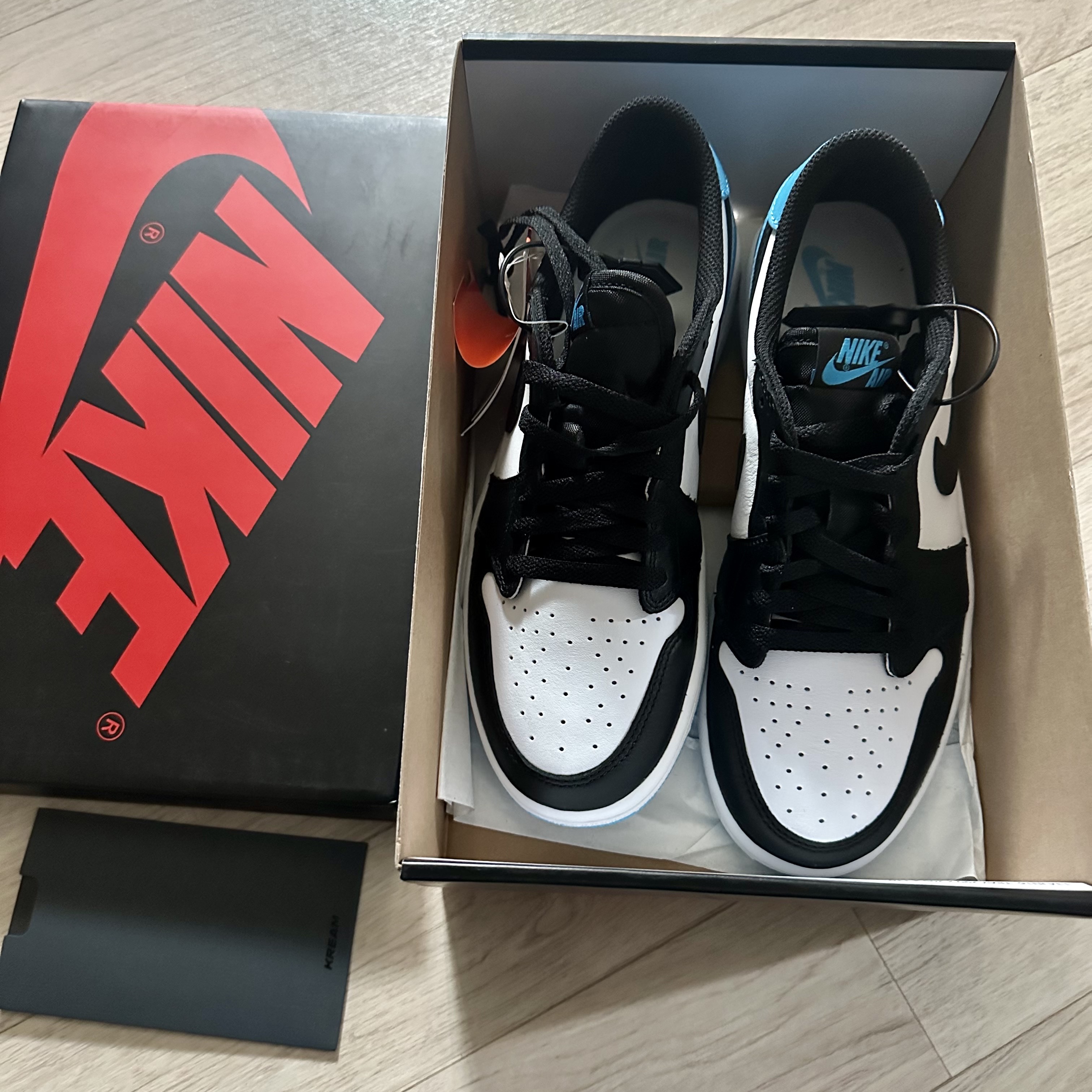 (W) Jordan 1 Retro Low OG Black and Dark Powder Blue 착용 스타일 - 1