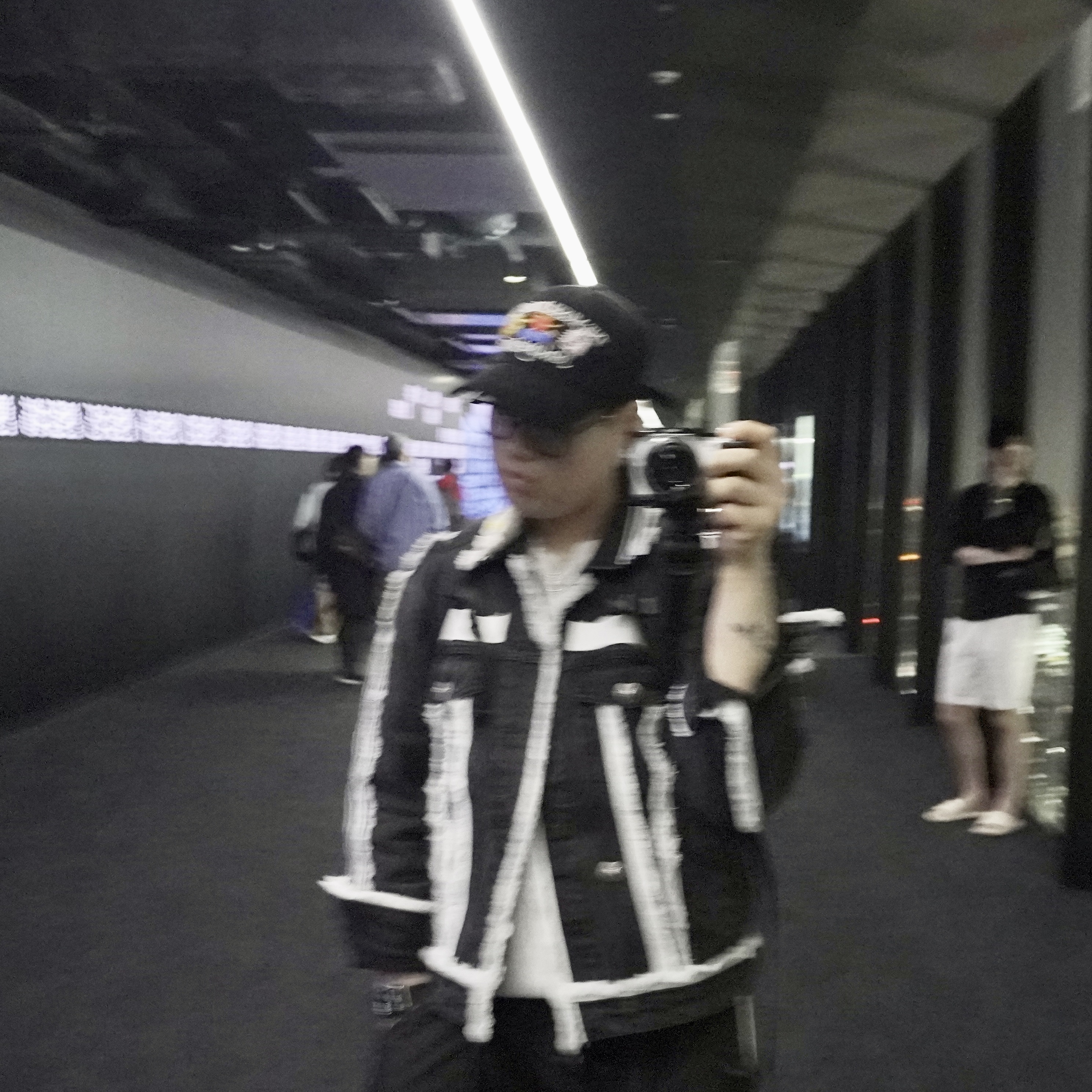 The Museum Visitor x Jon Burgerman Pinky Winky & Charlie Ball Cap Black, Gentle Monster x Maison Margiela MM011 Clear Black 착용 스타일 - 1