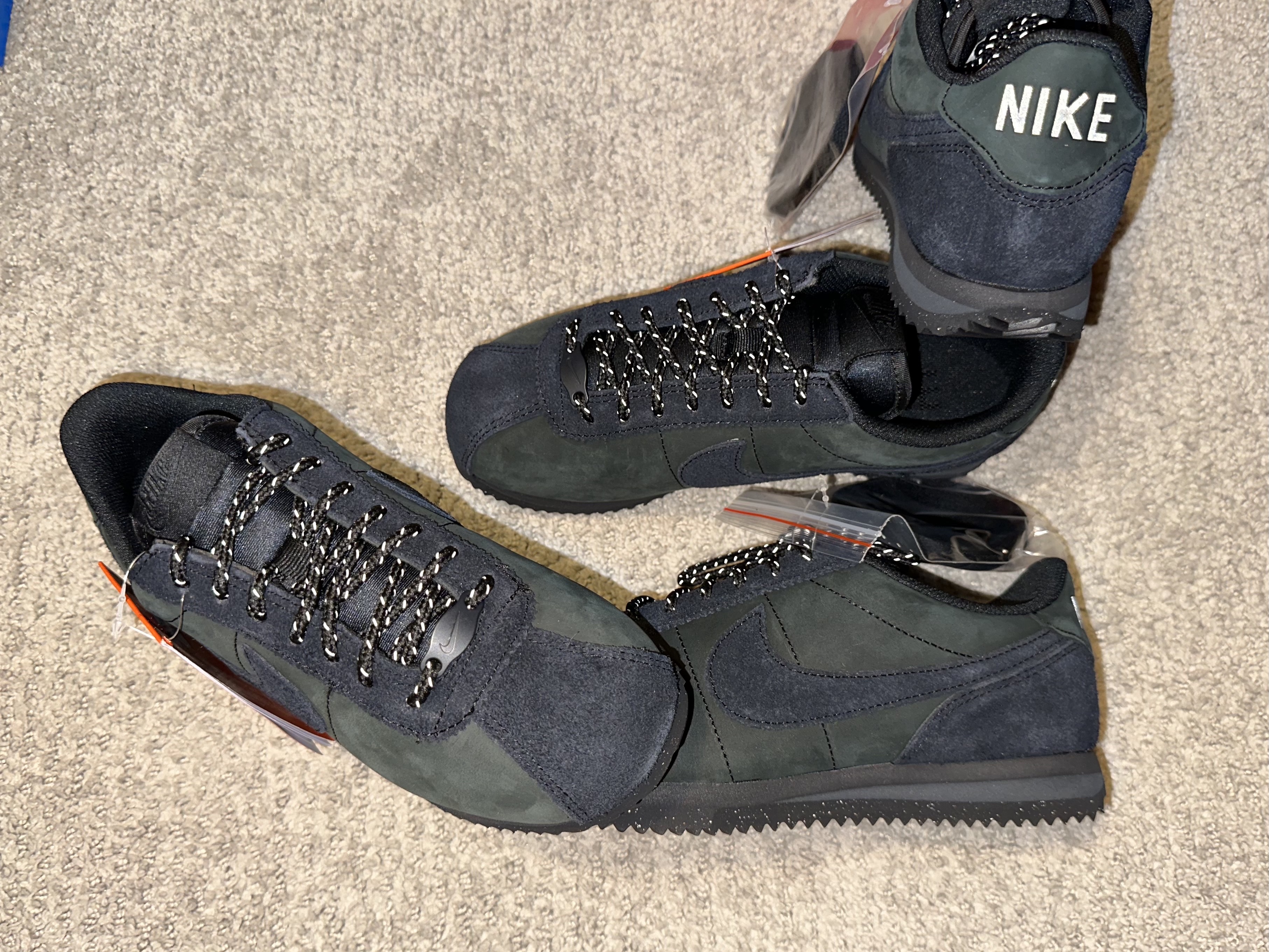 (W) Nike Cortez PRM Black 착용 스타일 - 2