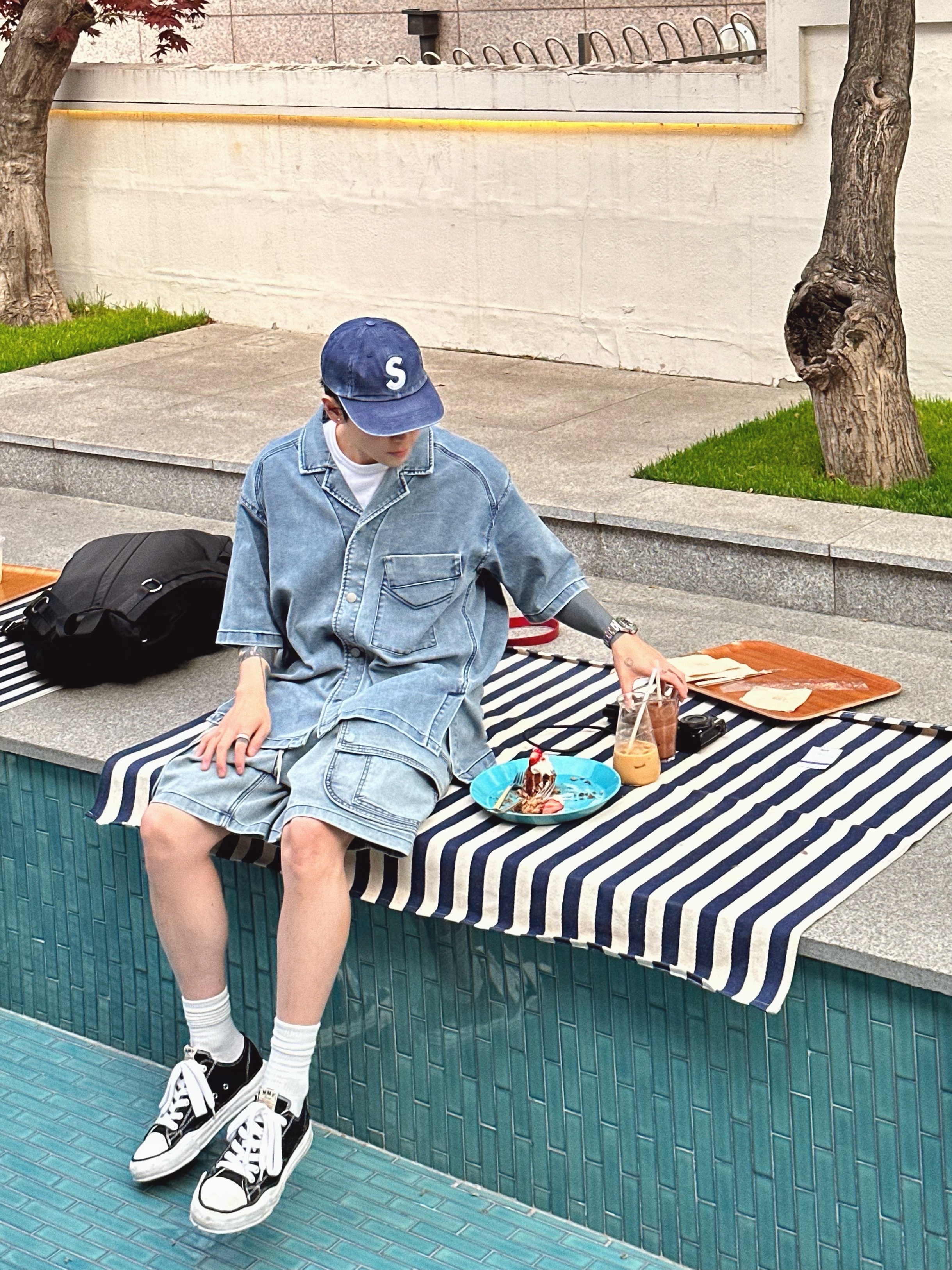 Maison Mihara Yasuhiro Peterson OG Sole Canvas Low Sneakers Black, Supreme Pigment Print S Logo 6-Panel Indigo - 22FW 착용 스타일 - 1