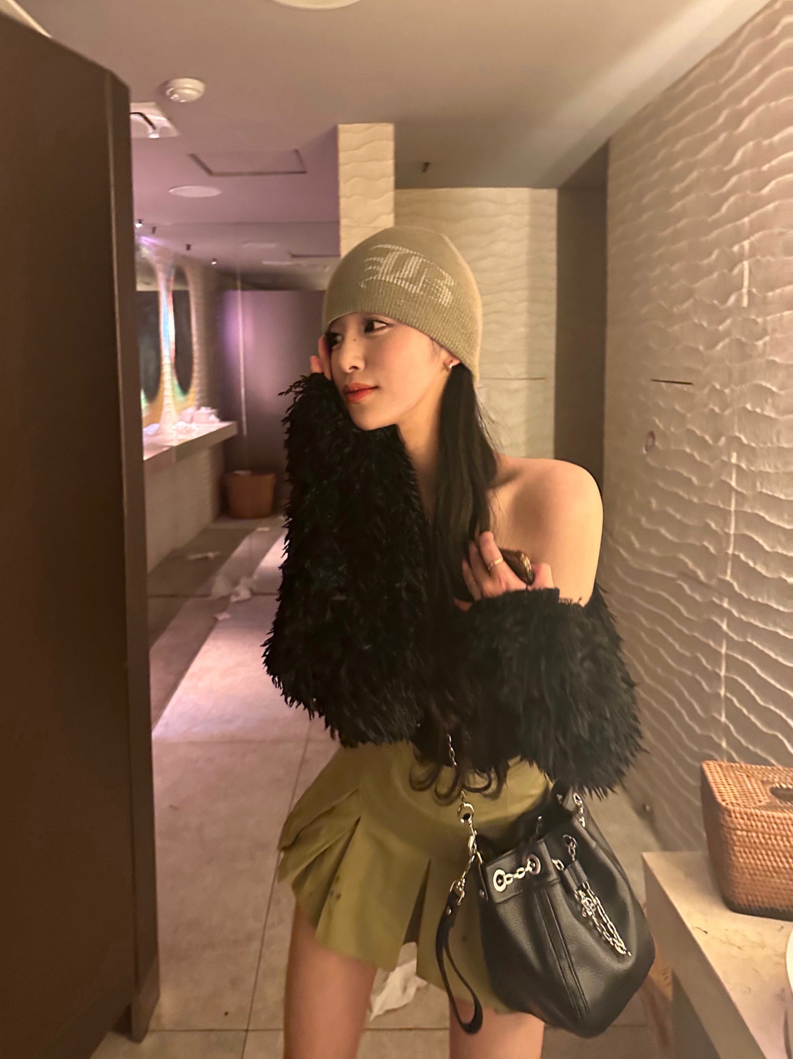 Vivienne Westwood Chrissy Small Bucket Bag Black 착용 스타일